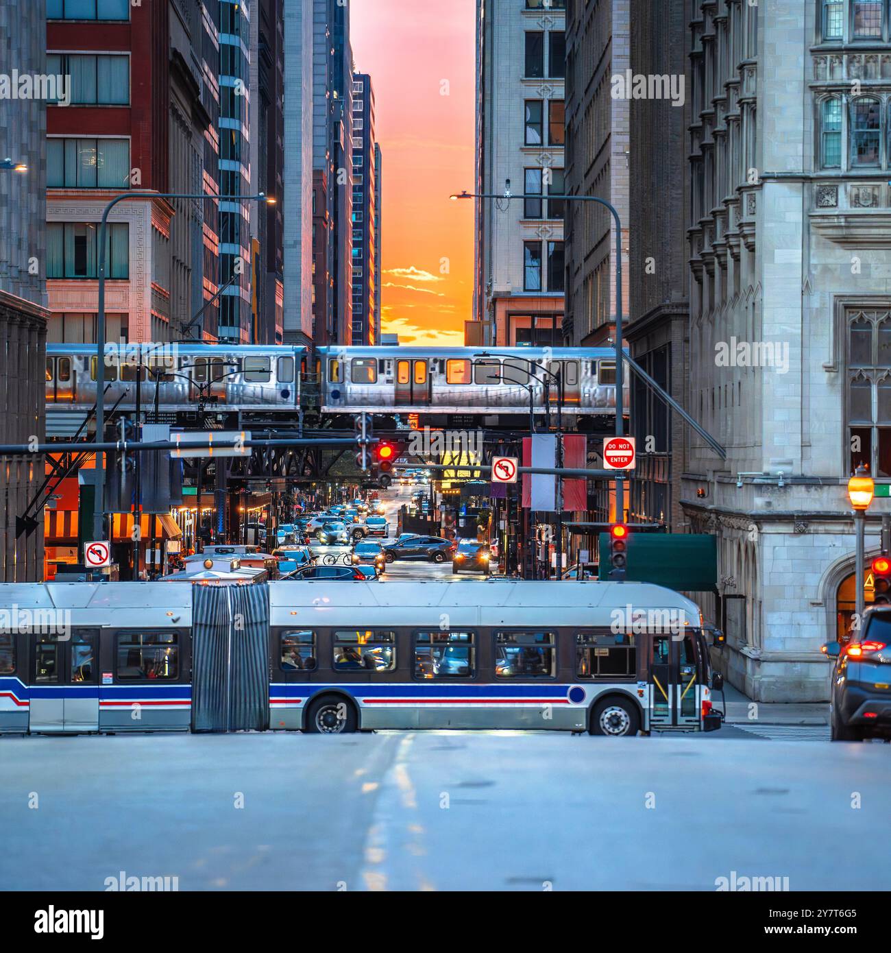 Vue sur le coucher du soleil de Chicago Street Rush, Illinois, États-Unis Banque D'Images