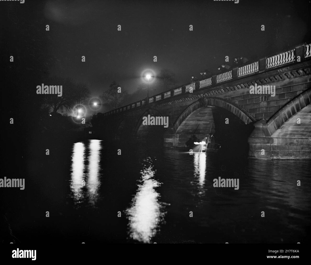 SERPENTINE TRAÎNÉE POUR LA PIERRE DE SCONE recherche de la pierre volée de Scone concentré sur la Serpentine dans Hyde Park de Londres ce soir quand la police travaillant à la lumière des lampes d'inondation traînait le lac glacé. Les opérations étaient concentrées près du pont et les officiers luttant dans les eaux sombres rapportèrent « il y a quelque chose là-bas.... Mais il peut s'agir de n'importe quoi ' . L'emplacement a été marqué et les opérations de levage se poursuivront plus tard. La Pierre de Scone (pierre écossaise du destin) a fait l'objet d'une fouille nationale depuis qu'elle a été volée, pendant Noël, à l'abbaye de Westminster où elle a des abeilles Banque D'Images