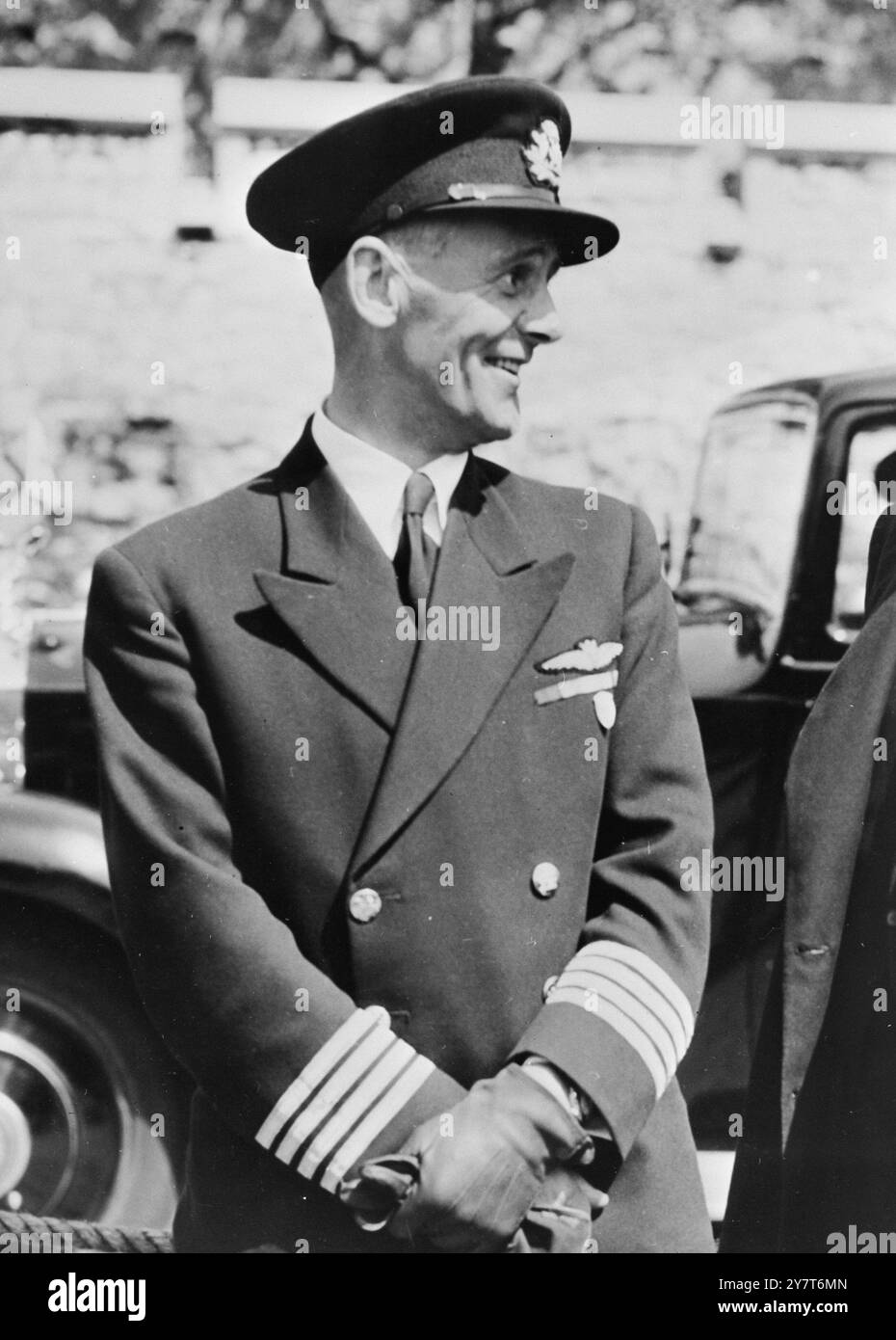 LE PILOTE DE MME PETROV A PRIS L’INITIATIVE le 21 avril 1954 – le capitaine J.L.M. Davys, pilote de l’avion qui emmenait Mme Petrov hors d’Australie en route vers la Russie. Lorsque l'hôtesse de l'air Joyce Bull lui a dit que Mme Petrov quittait l'Australie en signe de protestation, il a contacté Canberra par radio, qui a averti Darwin, et les autorités australiennes attendaient l'avion pour sauver Mme Petrov de ses compagnons de strongarm. Banque D'Images