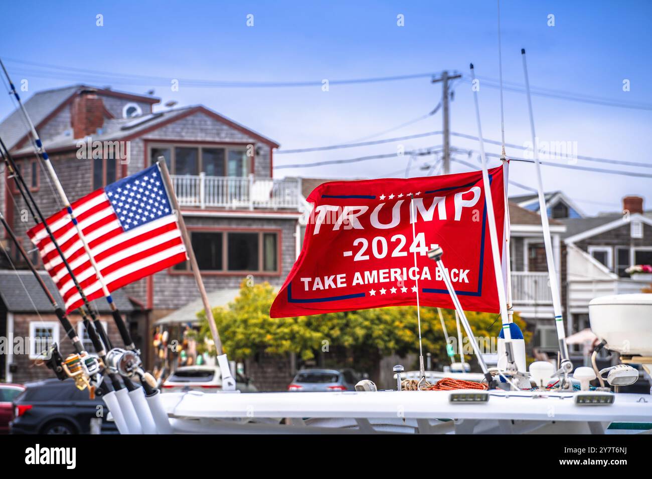 Rockport, Massachusetts, États-Unis, 19 septembre 2024 : Donald Trump 2024 drapeau du candidat à l'élection présidentielle sur le bateau dans le port de Rockport, ma, États-Unis. Banque D'Images