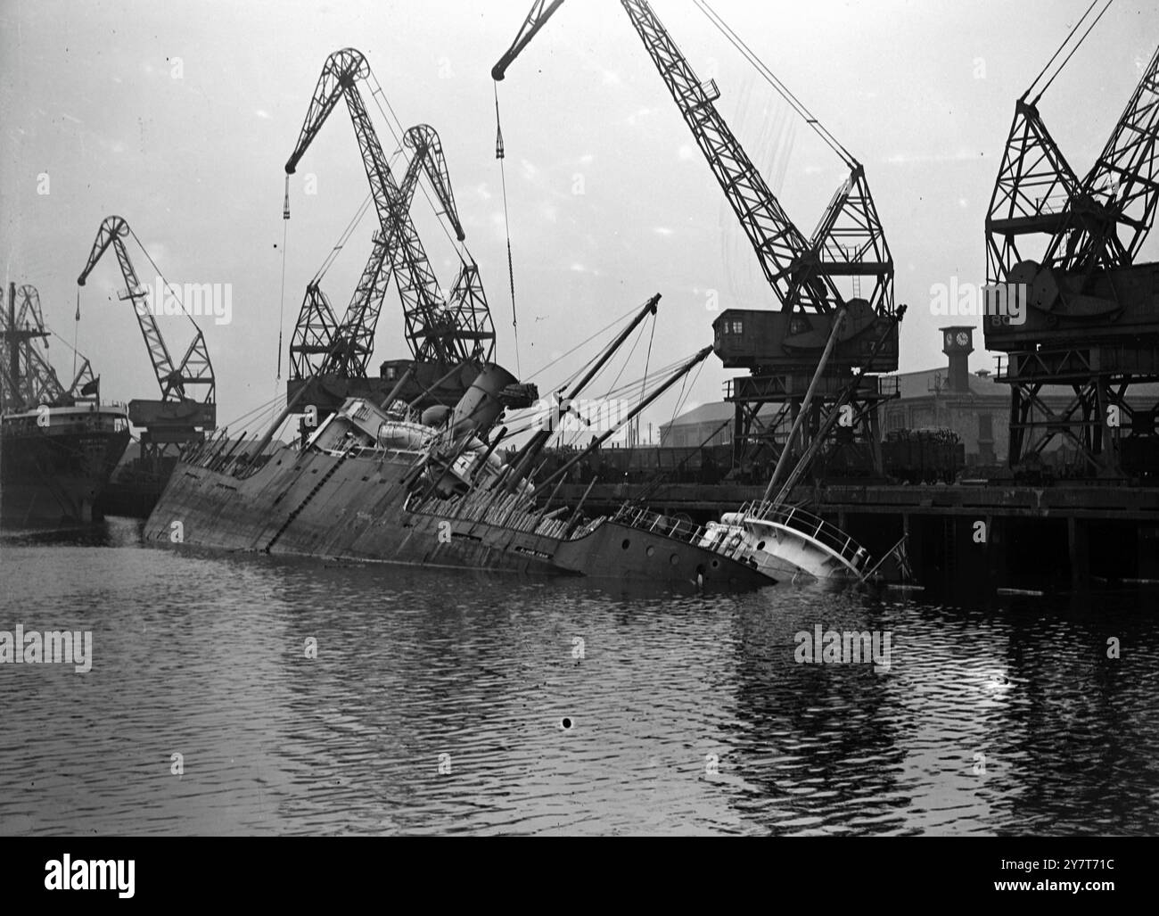 LA CARGAISON PRISE DU NAVIRE QUI A COULÉ AU QUAI Deck la cargaison d'accessoires de fosse a été déchargée du cargo à vapeur Dundrum Bay de Belfast (1,800 t) à Tyne Dock, South Shields, où des tentatives ont été faites pour redresser le navire après son coulage au nord-ouest Quay avec sa superstructure reposant contre le quai. La baie de Dundrum a commencé à s'ouvrir lorsque l'eau est entrée dans sa cale quelques heures après son arrivée avec une cargaison de bois d'Allemagne. 30 décembre 1950 Banque D'Images