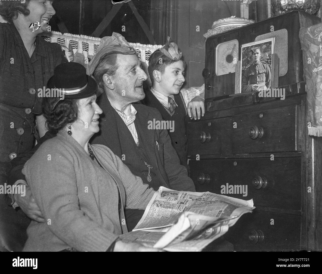 ÉMISSIONS DE SOLDATS BRITANNIQUES DEPUIS LA LIGNE DE FRONT AVANT LE DISCOURS DU ROI LE JOUR DE NOËL le caporal Robert Brice Pass, âgé de 26 ans, était le Britannique Tommy qui a diffusé à la radio juste avant le discours de sa Majesté le jour de Noël dans le programme 'Journey Home'. Le caporal Pass, qui est attaché à une unité de Commando britannique, a traversé toutes les campagnes en Europe pendant la guerre actuelle, de Dunkerque, avec la 8e armée au moyen-Orient, et combat maintenant sur le sol allemand. Il espère rentrer à la maison en congé pour voir sa famille au nouvel an. PHOTOS : le père, la mère et le frère Arthur du caporal Pass, Banque D'Images