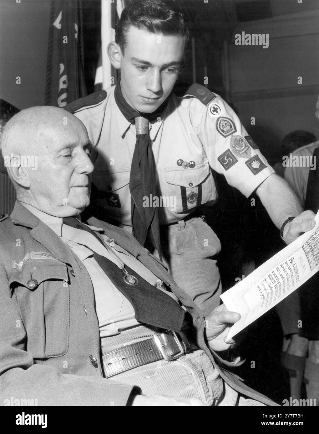 Le scout gagne le badge scout de la Reine - il lui est présenté par son grand-père , également scout David MacPherson Beater , 18 ans , vient de gagner son badge scout de la Reine - et lors d'une cérémonie à Dartford pour célébrer cinquante ans de scoutisme dans cette ville, il lui a été présenté par son grand-père, le commissaire de district (pour Chertsey) Bernard MacPherson Beater. Le père de David est également scout - un scoutmaster de sa propre troupe, le 19 octobre 1959 Banque D'Images