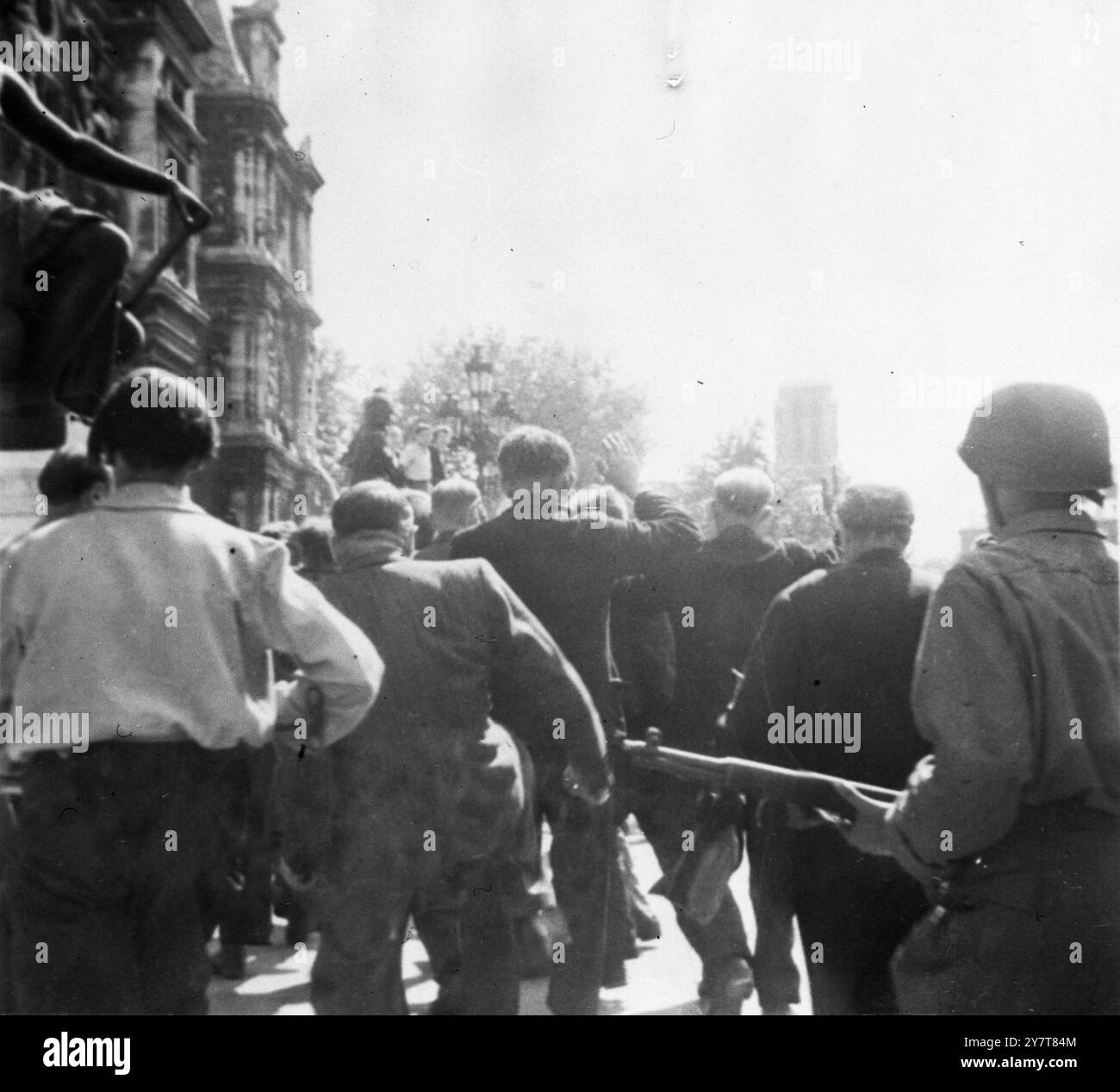 LIBÉRATION DE PARIS le 26 AOÛT 1944 - PARIS FREECapturés Allemands sont chassés dans les rues de Paris du Maquis. 26 août 1944 Banque D'Images