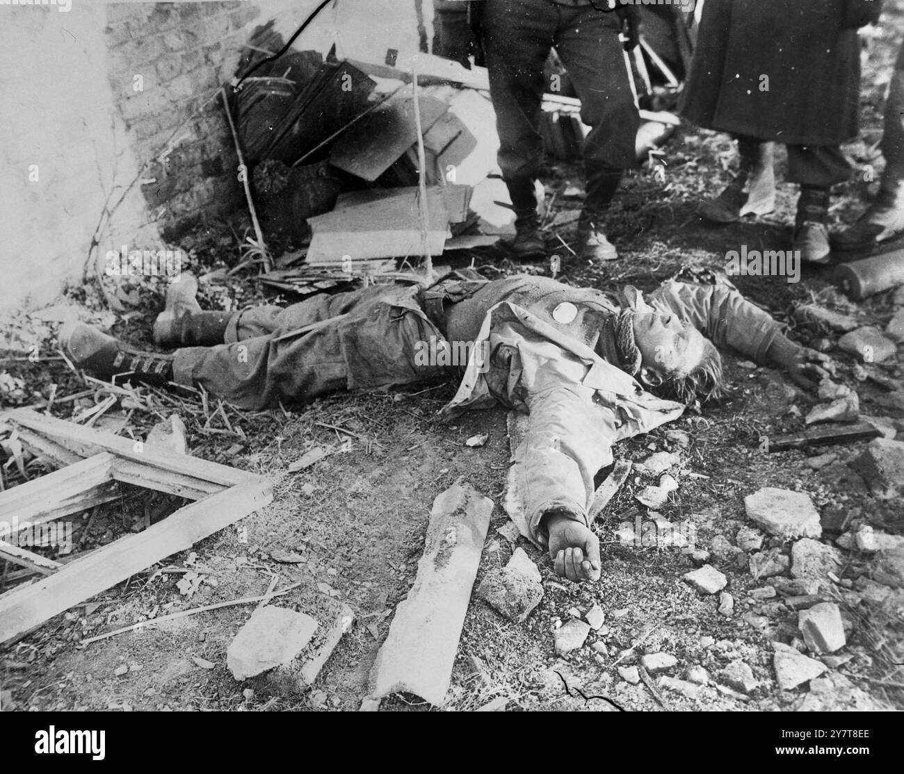 SOLDAT S.S. MORT HABILLÉ EN SOLDAT AMÉRICAIN 1945L'uniforme est américain - mais le cadavre est celui d'un soldat S.S., tué dans les combats en Belgique. Il ne réussit pas à tromper les troupes américaines, qui ont rencontré un nombre considérable de nazis en uniforme américain lors de la bataille des Ardennes de Bastogne. 1er janvier 1945 Banque D'Images