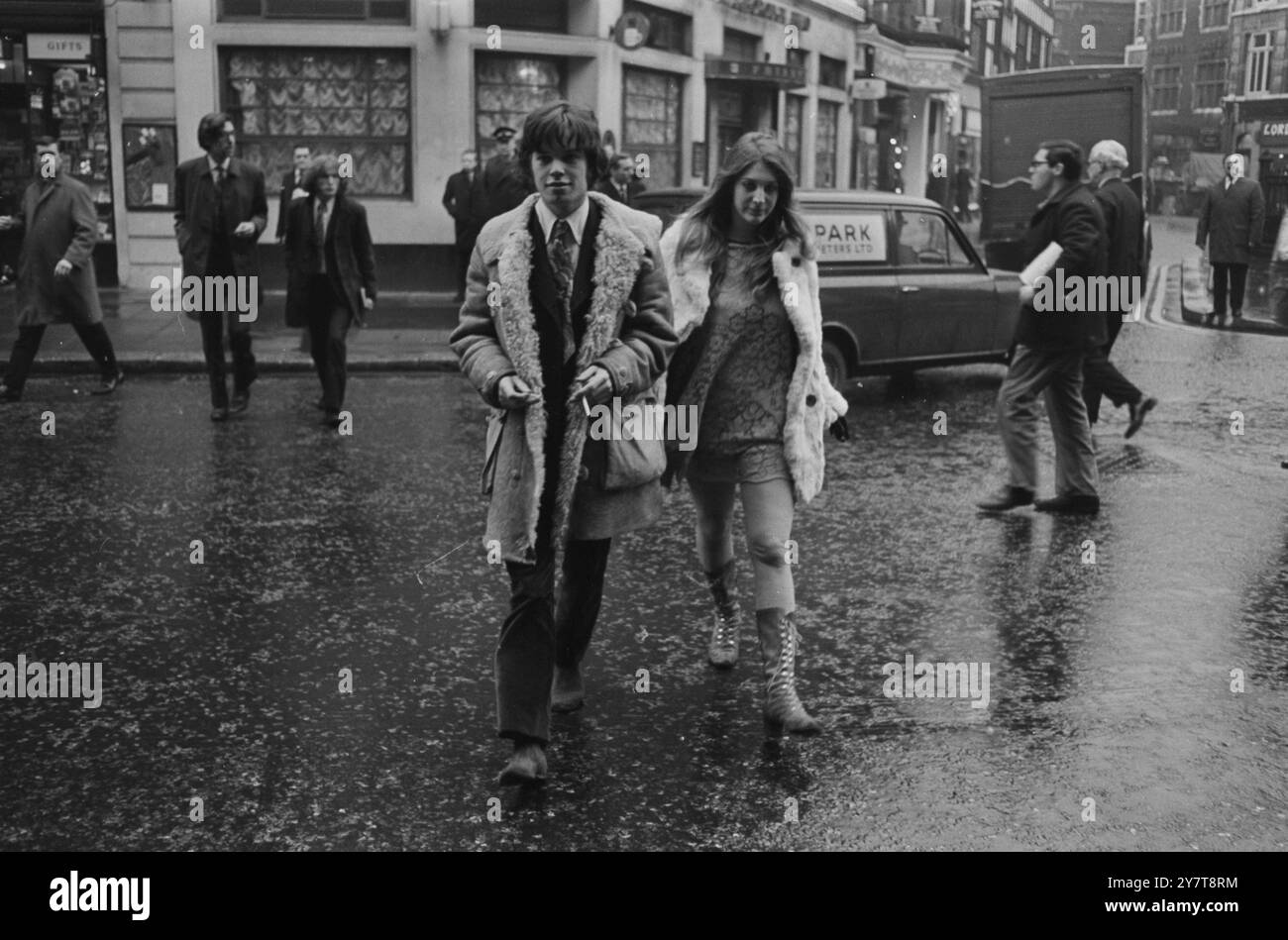 Christopher Jagger , frère de Rolling Stone Mick, avec Suzy Creamcheese Zeiger , Reine des Hippies , tous deux apparaissant avec quatre autres personnes à Marlborough Street court après avoir été arrêtés alors qu'ils protestaient contre la peine de neuf mois de prison prononcée contre Brian Jones , des Rolling Stones , pour délits liés à la drogue. Lors d'un procès précédent, il a été déclaré que Chris Jagger s'était rendu à la manifestation pour apporter un soutien moral à la manifestation. 21 décembre 1967 Banque D'Images