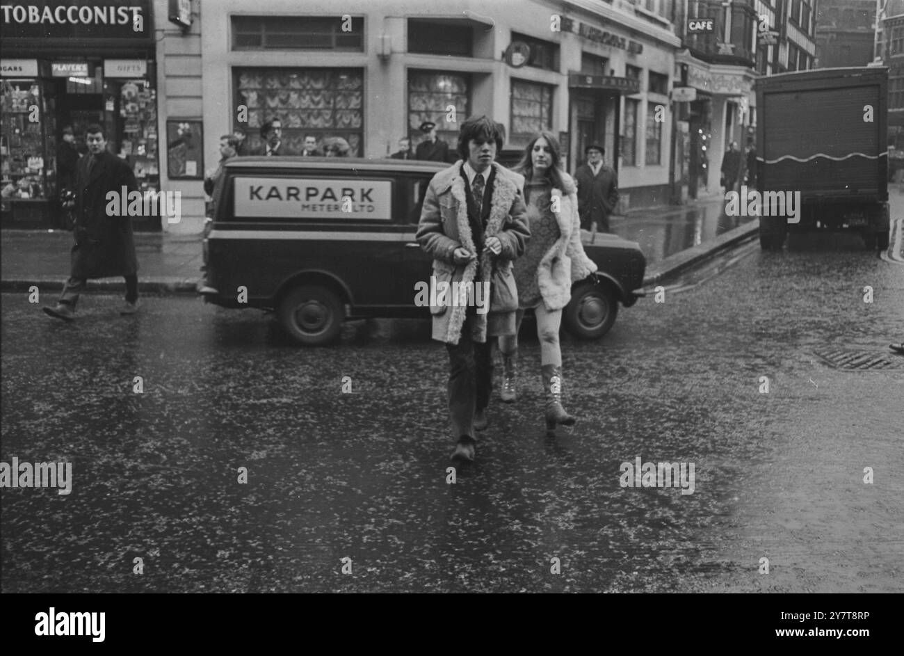 Christopher Jagger , frère de Rolling Stone Mick, avec Suzy Creamcheese Zeiger , Reine des Hippies , tous deux apparaissant avec quatre autres personnes à Marlborough Street court après avoir été arrêtés alors qu'ils protestaient contre la peine de neuf mois de prison prononcée contre Brian Jones , des Rolling Stones , pour délits liés à la drogue. Lors d'un procès précédent, il a été déclaré que Chris Jagger s'était rendu à la manifestation pour apporter un soutien moral à la manifestation. 21 décembre 1967 Banque D'Images