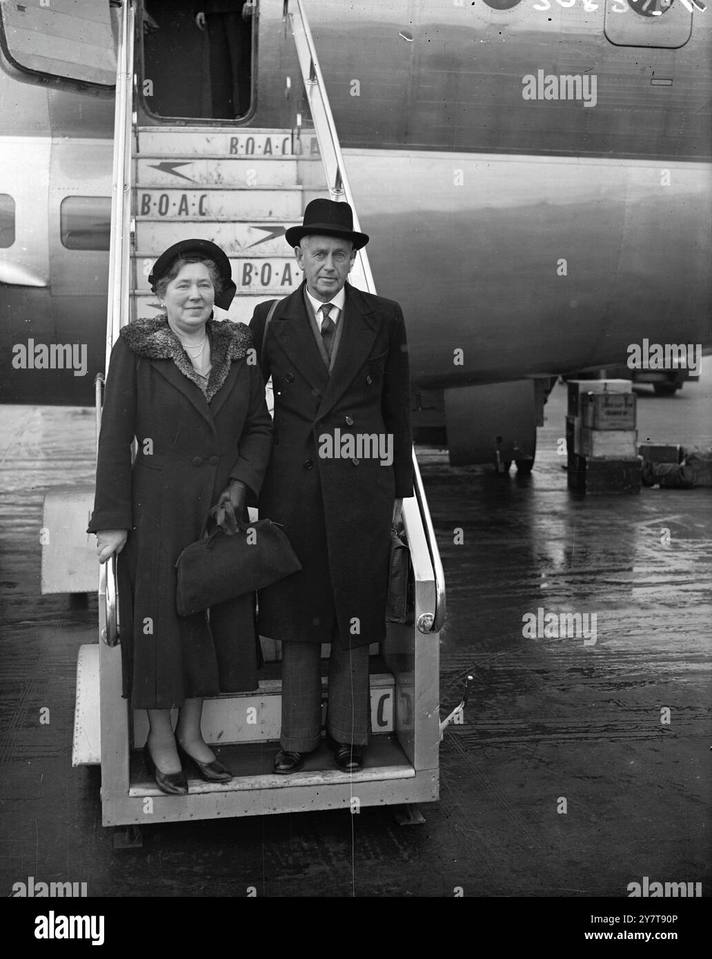 PRÉSIDENT NÉO-ZÉLANDAIS POUR L'OUVERTURE DE LA NOUVELLE CHAMBRE DES COMMUNES M. M.H. Oram , Président néo-zélandais, avec son épouse, à leur arrivée à l'aéroport de Londres à bord d'un avion B.O.A.C. en provenance de New York aujourd'hui. M. Oram est ici à l'invitation du gouvernement britannique pour assister -- avec d'autres orateurs du Commonwealth --à l'ouverture de la nouvelle Chambre des communes dans les chambres du Parlement . 16 octobre 1950 Banque D'Images