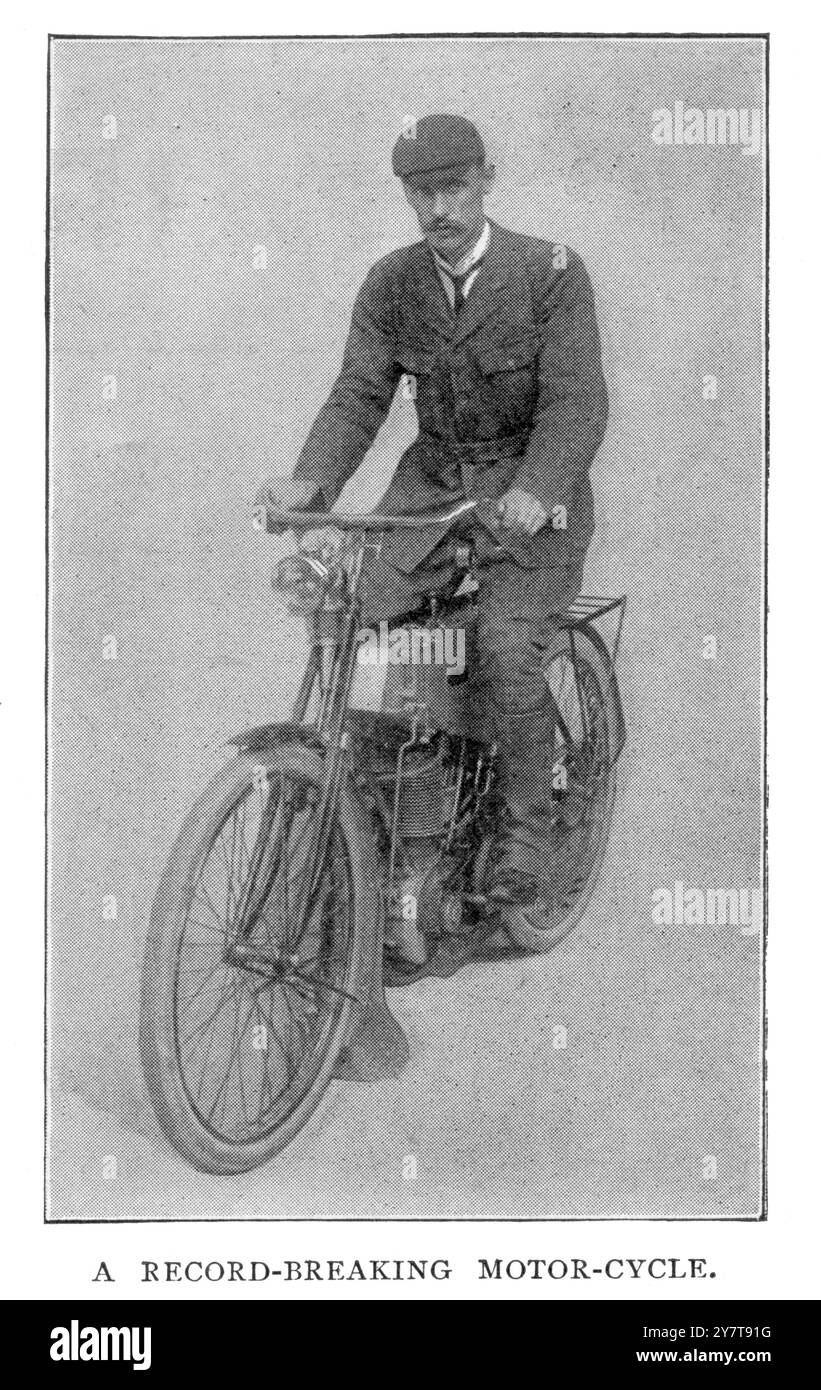 M. George Pilkington Mills sur sa moto Raleigh a terminé sa course de Land's End à John o'Groats le samedi forenoon et a établi un nouveau record. Il a commencé son long et éprouvant voyage à huit heures le jeudi matin, et est arrivé à destination à 11 heures le samedi, après avoir été 50h 46m 30s sur la route. M. F.T. Bidlake était le chronométreur. M. J. Silver détenait auparavant le record, ayant parcouru la distance en 64h 29m, et M. E.H. Arnott en 65h 45m. Il a non seulement battu le record de la moto, mais a également près de deux heures d'avance sur le meilleur temps de voiture. Sa machine avait un engrenage à deux vitesses Banque D'Images