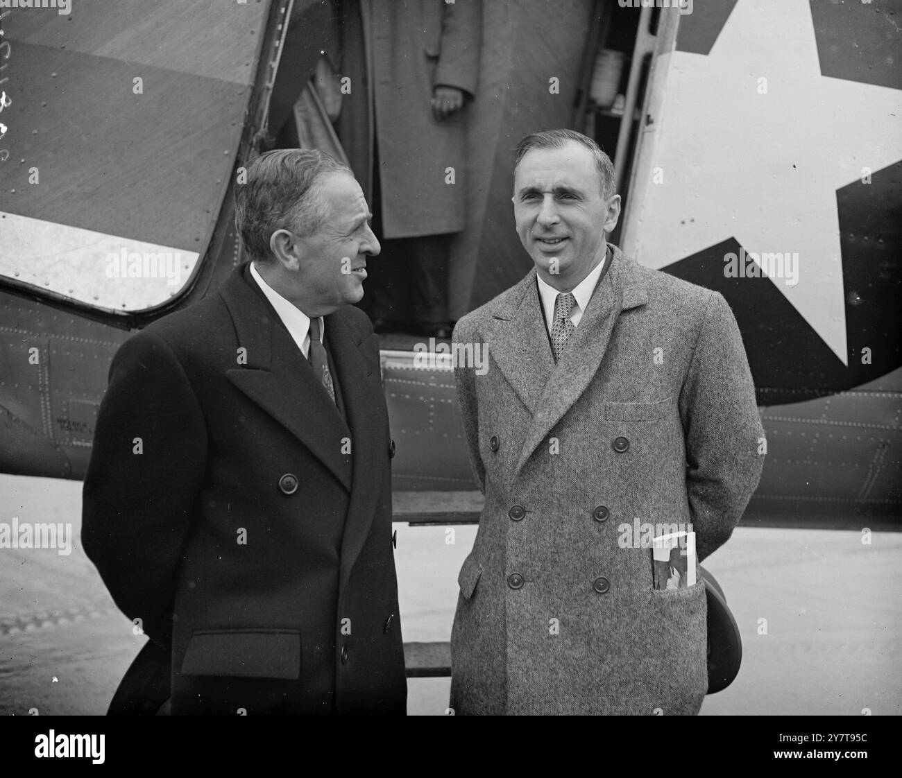 LES AMÉRICAINS HOFFMAN ET KATZ À LONDRES M. Paul Hoffman, ancien administrateur de Marshall Aid (à gauche), et l'ambassadeur Milton Katz, représentants de la Special Economic Coperation Administration en Europe, à leur arrivée à l'aéroport de Londres à bord d'un avion spécial de l'United States Air Force en provenance de la Haye, aujourd'hui. Ils sont ici sur la phase finale de la tournée européenne. 19 octobre 1950 Banque D'Images
