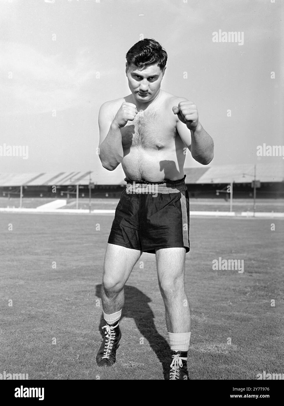 ÉTUDIANT EN DROIT AVEC UN COUP DE POING. Un autre stand de boxe anglais ' découvertes ', Bill Ellis de Caxton House, East London - trois fois champion de l'armée du moyen-Orient - a pris congé de ses études de droit pour faire ses débuts professionnels à Harringay, Londres, le mardi 17 octobre 1950, quand il combat dans la compétition des poids lourds Jack Solomons. Il a été découvert par Dal Hawksley (entraîneur de West Ham greyhound) dans une cabine de boxe où il défiait les boxeurs payés. Bill a été champion de l'armée du moyen-Orient en 1945 , 1946, 1947. Il a vingt-deux ans, pèse 14 pierres de 6 livres et était formerl Banque D'Images