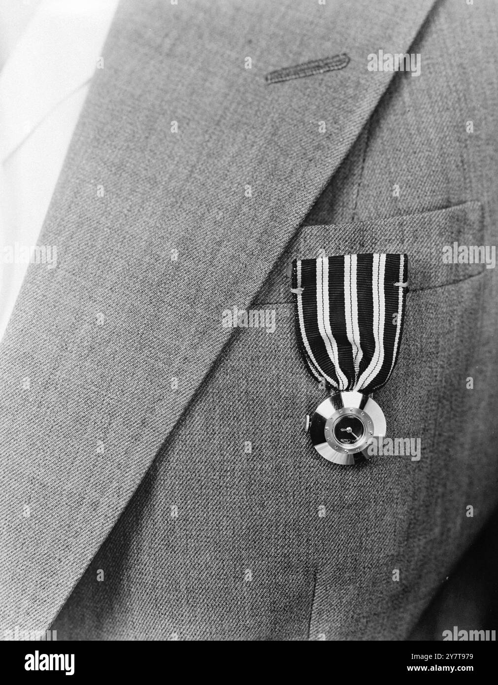 L'angle de LA VIEILLE ÉCOLE TI(M)E jusqu'à la minute sur le thème de la cravate ancienne école est donné, mais cette montre soigneusement - roman et nouvelle suisse , un levier bijou en médaille d'or - style . Il peut être porté avec les couleurs de l'école , du club ou du régiment , ajoutera une touche contrastante à une veste de costume de femme ou à une robe d'affaires sombre . Le petit cadran noir , avec cristal en relief , a des marques d'heure en relief sur le pourtour doré . 16 octobre 1950 Banque D'Images