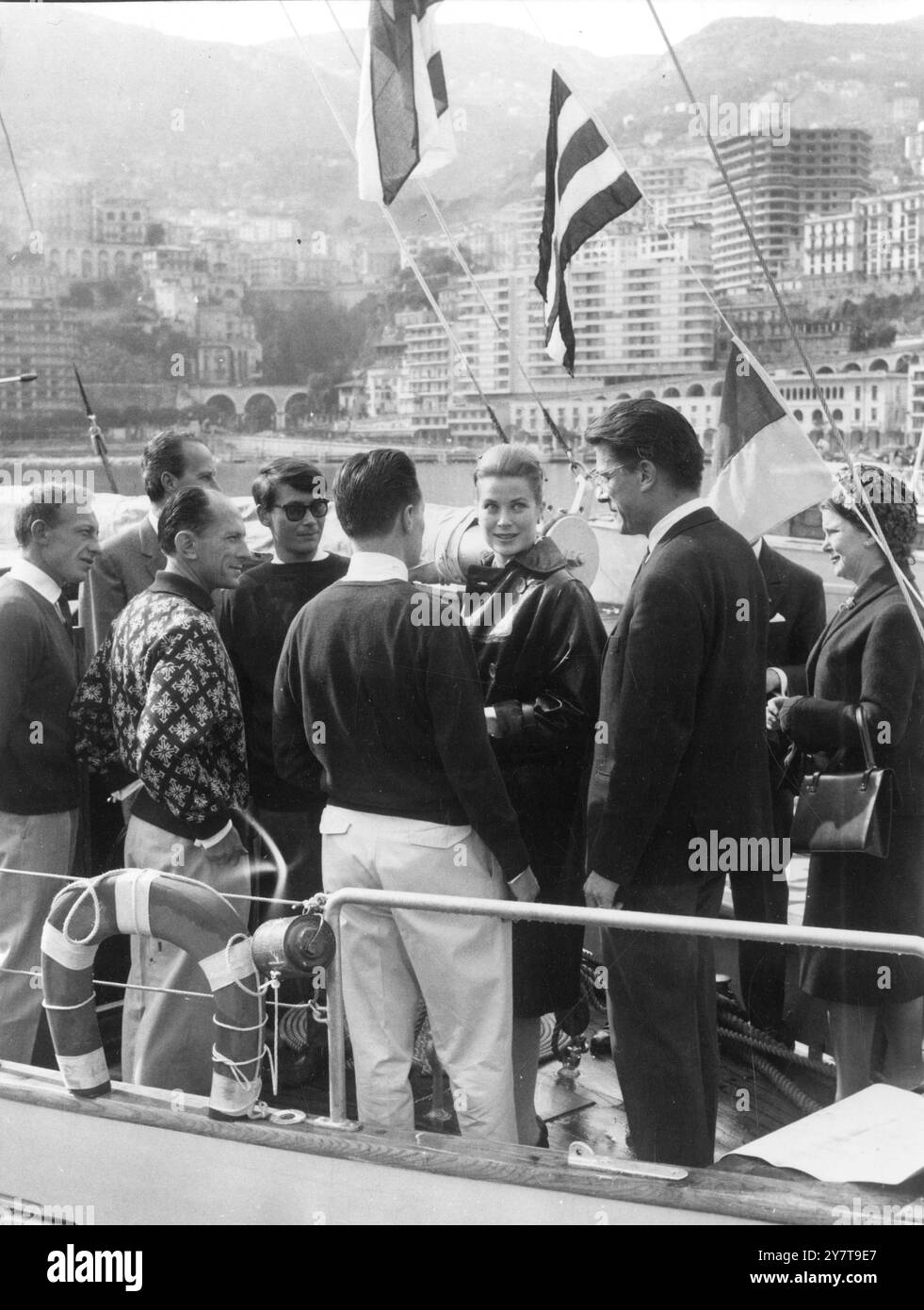 La Princesse Grace de Monaco (au centre) discute avec les membres de l'équipage du yacht à voile « Europe » alors que le navire se prépare à partir de la Côte d'Azur pour un voyage de trois ans autour du monde. Parmi les membres de l'expédition Bougainville, on compte : René Corten caméraman, James A Stevens, plongeur de peau, André Guyoman, maître de voile, Gérard Rivoal, plongeur et Gérard Beauvais, navigateur. La visite a eu lieu le 15 avril. 16 avril 1962 Banque D'Images