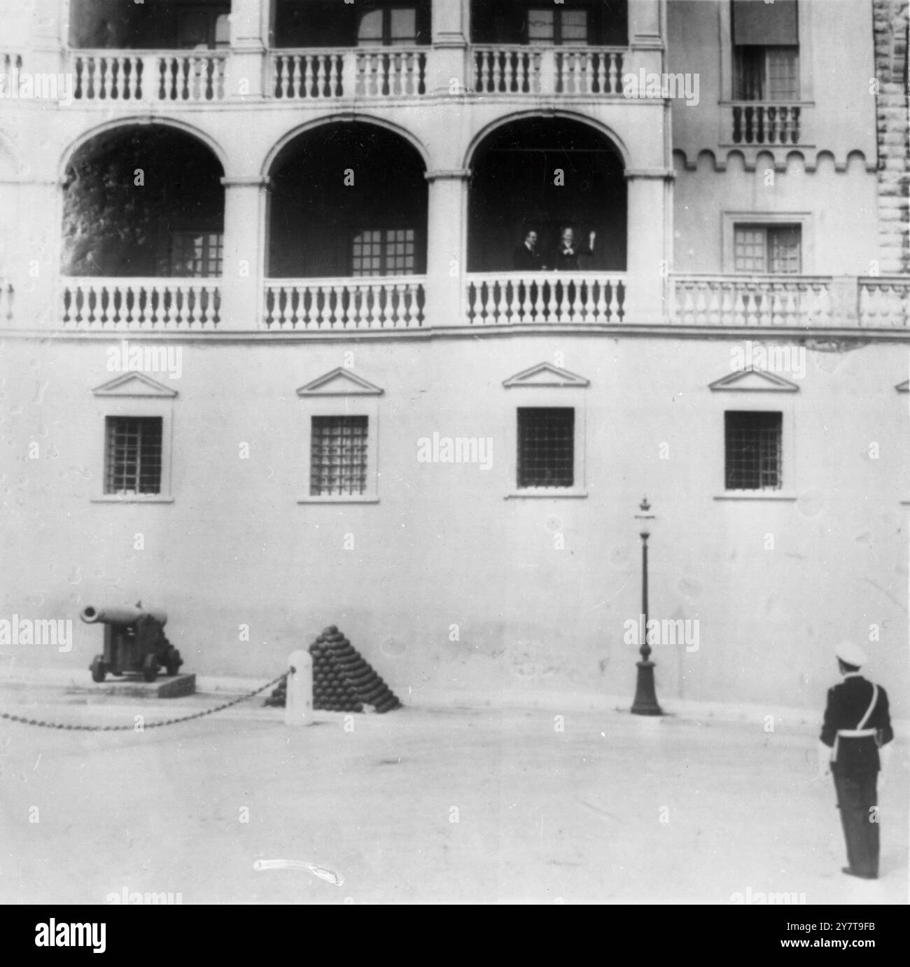 LE PRINCE RAINIER ET GRACE APPARAISSENT SUR LE BALCON DU PALAIS Monaco : le Prince Rainier III de Monaco et sa future actrice américaine Grace Kelly, apparaissent pour la première fois sur le balcon du Palais Blanc de Monaco. Ils se marieront à la cathédrale de Monaco le jeudi 19 avril 1956. 12 avril 1956 Banque D'Images