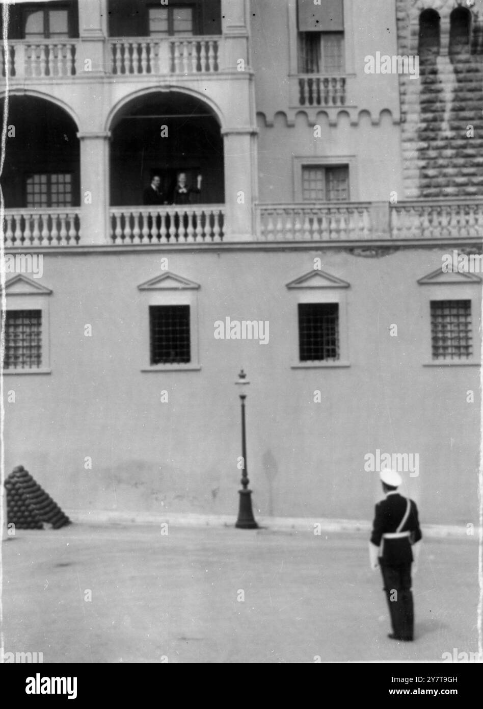 LE PRINCE RAINIER ET GRACE APPARAISSENT SUR LE BALCON DU PALAIS Monaco : le Prince Rainier III de Monaco et sa future actrice américaine Grace Kelly, apparaissent pour la première fois sur le balcon du Palais Blanc de Monaco. Ils se marieront à la cathédrale de Monaco le jeudi 19 avril 1956. 12 avril 1956 Banque D'Images