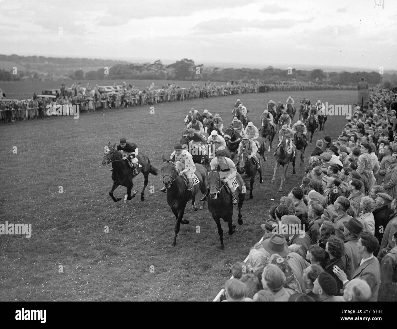 Galcador remporte le DERBY POUR LA FRANCE Galcador , monté brillamment par Rae Johnstone , a battu l'américain favori - élevé Prince Simon pour remporter les Derby Stakes 1950 - le plus riche de l'histoire de la course pour M. Marcel Boussac et compléter un double chênes-Derby pour la France à Epsom , Surrey . Bien qu'il ait dirigé la plus grande partie de la course , M. Le Prince Simon de W. Woodward , monté par W.H. Carr , ne pouvait que terminer deuxième . E . Smith a amené la double Eclipse de Lady Zia Wernher à la troisième place. Le roi et d'autres membres de la famille royale ont regardé la course. L'IMAGE MONTRE:- le champ derby au mi Banque D'Images