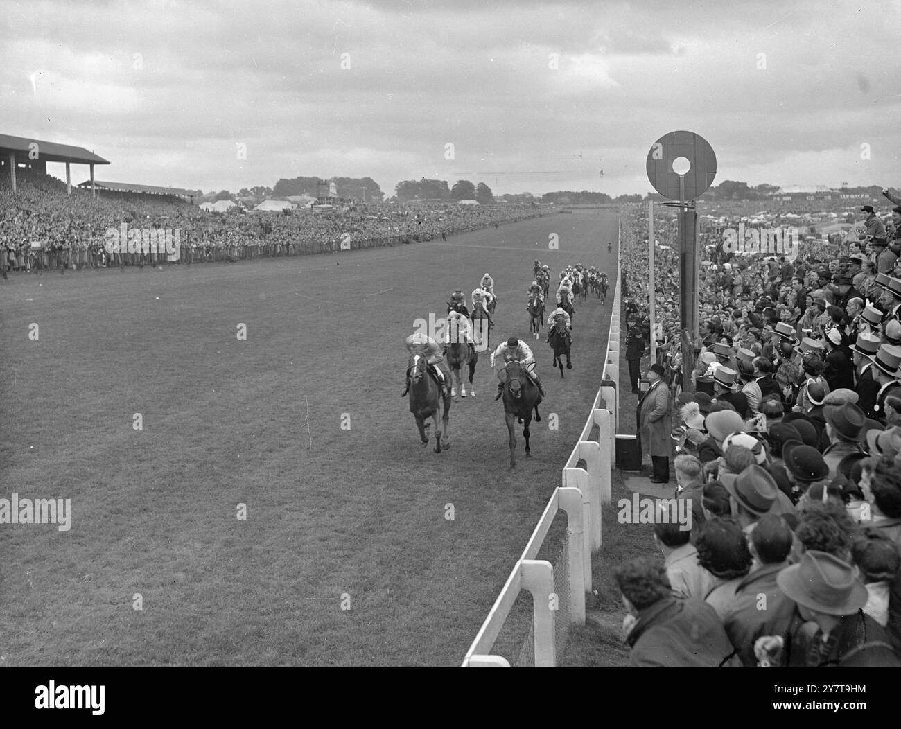 Galcador remporte le DERBY POUR LA FRANCE Galcador , monté brillamment par Rae Johnstone , a battu l'américain favori - élevé Prince Simon pour remporter les Derby Stakes 1950 - le plus riche de l'histoire de la course pour M. Marcel Boussac et compléter un double chênes-Derby pour la France à Epsom , Surrey . Bien qu'il ait dirigé la plus grande partie de la course , M. Le Prince Simon de W. Woodward , monté par W.H. Carr , ne pouvait que terminer deuxième . E . Smith a amené la double Eclipse de Lady Zia Wernher à la troisième place. Le roi et d'autres membres de la famille royale ont regardé la course. L'IMAGE MONTRE:- la finition du Derby w Banque D'Images