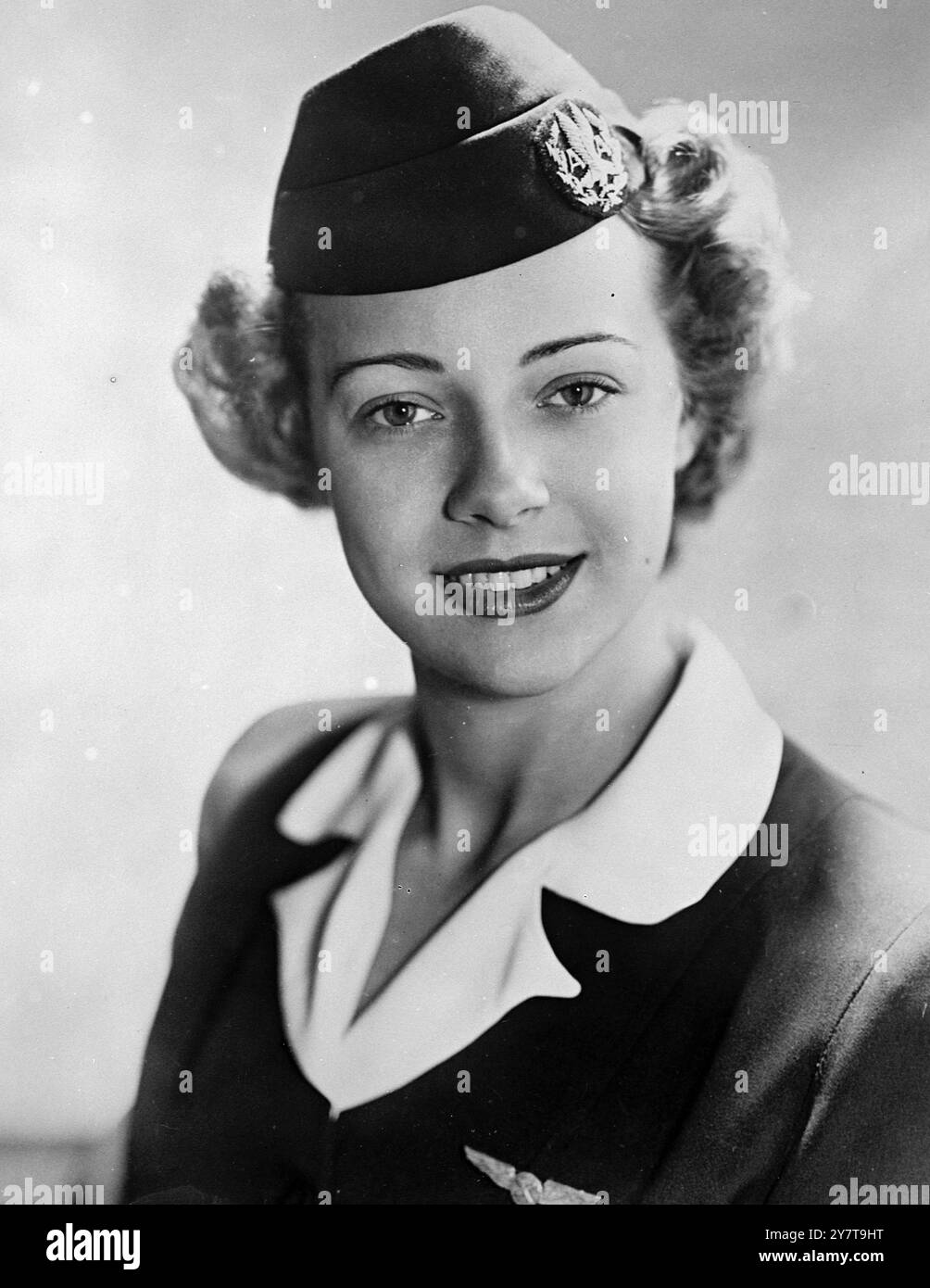 PARFAITE COMPAGNIE AÉRIENNE ELEANOR HESS , d'Oakland, New Jersey, hôtesse de l'air des compagnies aériennes américaines d'outre-mer qui a remporté le concours régional A.O.A.en Amérique, a aidé à choisir un candidat pour la compétition Miss Airways 1950. Cette bataille de beauté et de charme sera organisée par le ministère de l’Aviation civile et l’aéroport de Londres le 15 juillet. Quinze compagnies aériennes opérant en Grande-Bretagne, y compris des lignes britanniques, américaines, néerlandaises, françaises et belges, soumettront des inscriptions. Mlle Hess, une ancienne infirmière, vole dans un croiseur stratégique à deux étages entre New York et Londres. 27 mai 1950 Banque D'Images