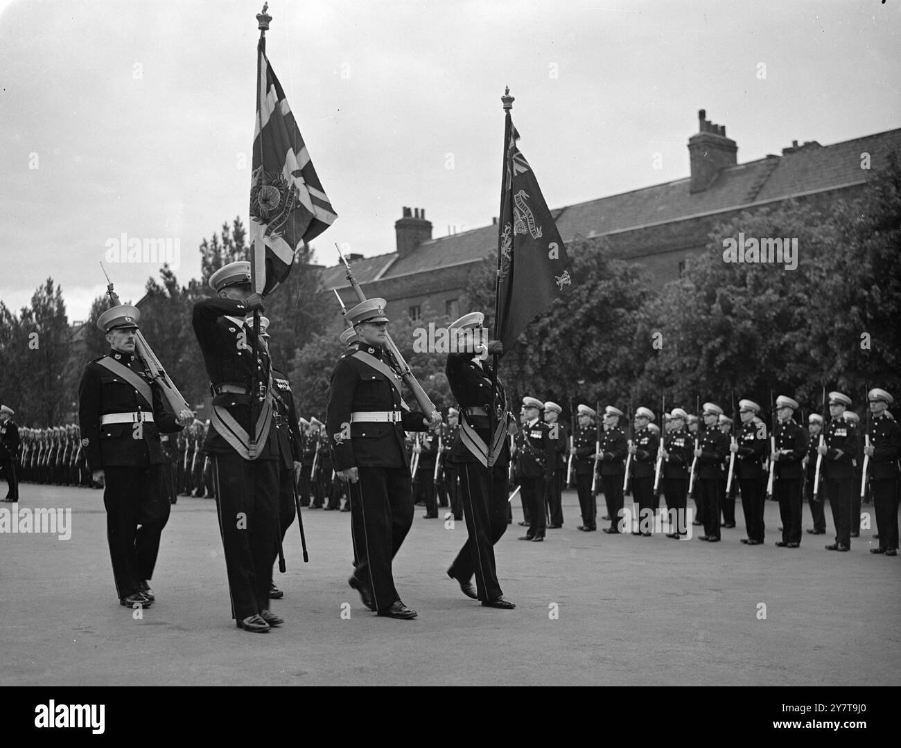 Jalon de l'histoire des Marines - - - - sur la photo, nous avons le défilé final des couleurs de l'ancienne division de Chatham, Royal Marines, au R.M. Barracks, Chatham, Kent aujourd'hui (samedi). Une association de 250 ans entre les Marines et Chatham prend fin cette année, bien que le bureau des salaires et des dossiers des Marines reste à Chatham. La Royal Navy occupera au moins une partie des bâtiments à libérer. - - - - 27 mai 1950 Banque D'Images