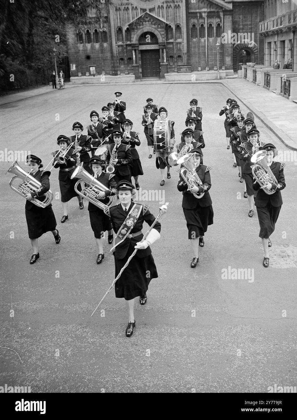 Musique pendant qu'ils marchent - - - - le Women's Royal Army corps, qui approche maintenant de son premier anniversaire, photographié en défilé à Kensington. Ils sont à Londres pour l'exposition des écolières. - - - - 31 mai 1950 Banque D'Images