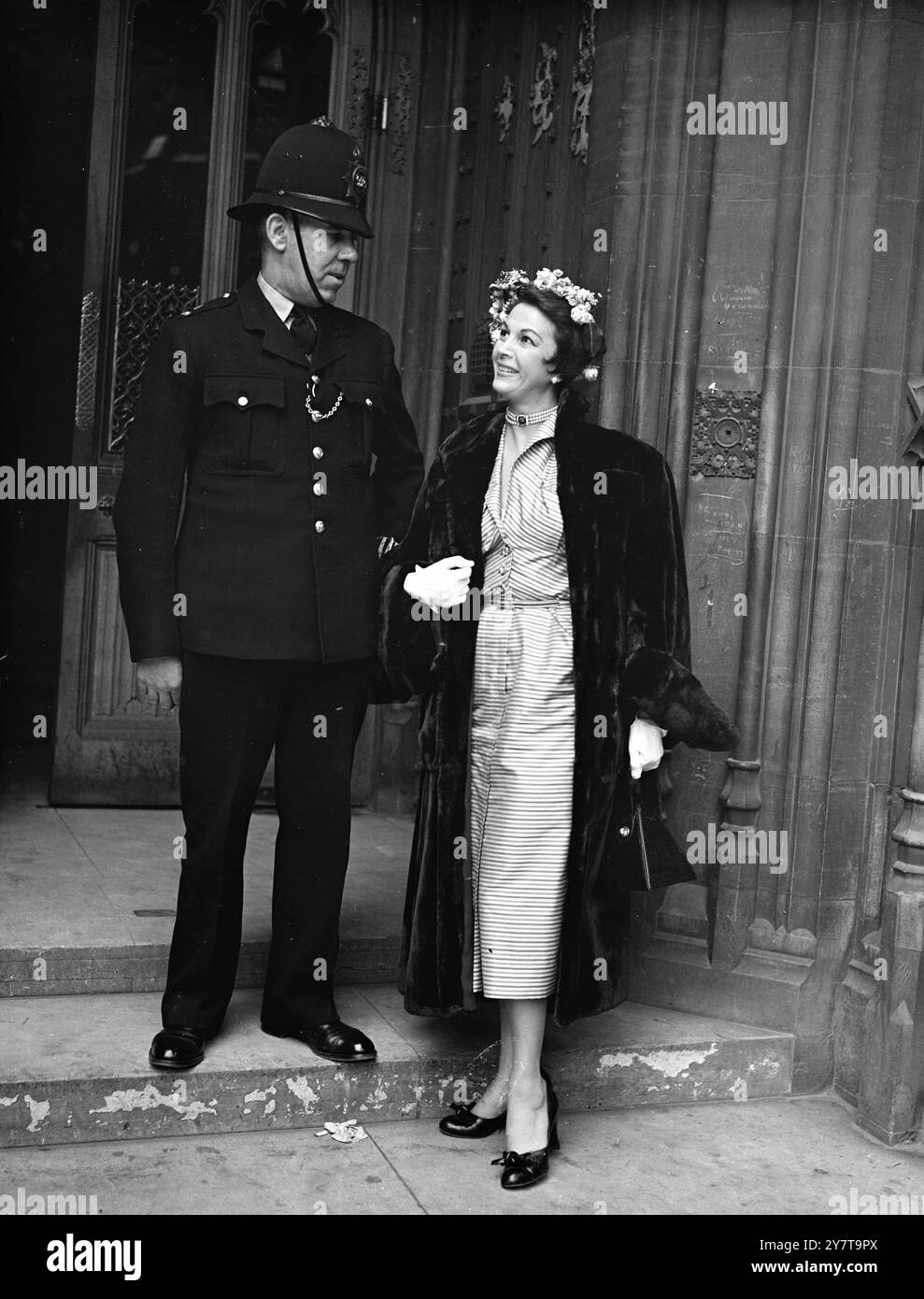 AMÉRIQUES 'MIDRIFF GIRL' APPELLE À LA MAISON - - - 24 mai 1950 - - - - - brune 'midriff Girl' de Broadway Diane Adrian - qui voudrait 'sortir avec' Lord Cherwell, et lui apprendre la rumba, a appelé au Parlement à Londres aujourd'hui (mercredi). - Diane a lancé son appel suite aux remarques de Lord Cherwell dans un débat économique à la Chambre des lords, Lord cherwell s'est plaint que des stars de cinéma et d'autres artistes ont été fêtés et autorisés à prendre de grosses sommes du pays, alors qu'il était impossible d'obtenir quelques dollars pour acheter des instruments scientifiques américains. - - Diane 26, prétendait avoir le tr Banque D'Images