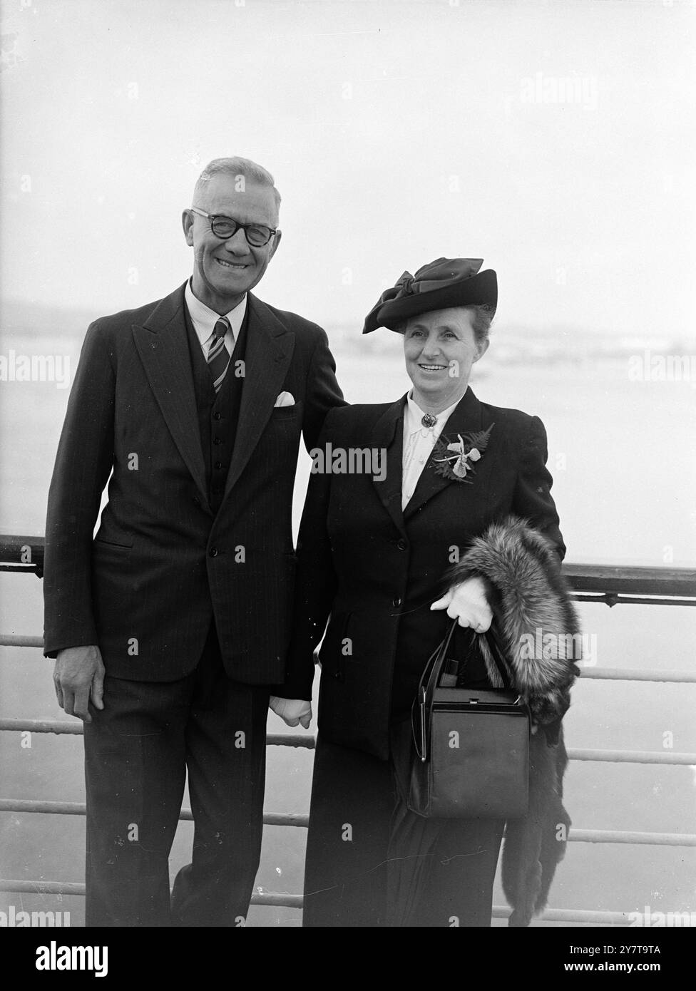 ARRIVÉE DU NOUVEAU HAUT-COMMISSAIRE SUD-AFRICAIN le 26 mai 1950 Albertus Geyer, nouvellement nommé haut-commissaire sud-africain à Londres, et son épouse sont arrivés à Southampton aujourd'hui (vendredi) dans le château Union Liner Athlone Castle. Le Dr Geyer, âgé de 55 ans et faisant autorité en matière de droit international, était auparavant rédacteur en chef de la South African National Press. L'année dernière, il était en Angleterre en tant que conseiller du Dr Malan à la Conférence du Commonwealth. Le nouveau Haut Commissaire a déclaré à son arrivée que son but serait de continuer à sous-estimer par les deux pays les problèmes, les buts et les objectifs de l'autre dans un esprit de Banque D'Images