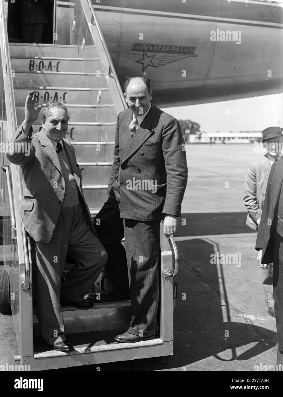 LES MINISTRES PARTENT POUR LA MALAISIE 22 mai 1950 M. John Strachey, ministre de la Guerre, et M. James Griffiths, secrétaire aux colonies, ont quitté l'aéroport de Londres aujourd'hui (lundi) pour leur visite en Malaisie. M. Strachey, qui fait une tournée du Commandement d'extrême-Orient, inspectera les opérations antiterroristes et effectuera une brève visite à Hong Kong. M. Griffiths, avant de partir, a déclaré qu'il verrait "des syndicalistes et des dirigeants à tous les niveaux" dans son observation des problèmes économiques et sociaux malaisiens. Photos : M. James Griffiths (à gauche) M. John Strachey alors qu'ils quittent l'aéroport de Londres aujourd'hui. Banque D'Images