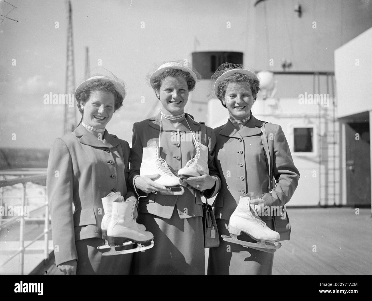 LES TRIPLETS DE PATINAGE DE SAN FRANCISCO 22 mai 1950 tellement semblables qu'ils font une simple photographie ressembler à une triple exposition sont ces triplets de patinage de San Francisco, en Californie. De gauche à droite (nous pensons) Gloria, Glena et Gladys Burling à 20 ans. Ils sont photographiés ici à bord des lignes Queen Elizabeth quand ils sont arrivés à Southampton aujourd'hui (lundi) et ils apparaîtront dans la revue de glace de mammouth, Ice Capades of 1950, qui doit ouvrir à l'Empress Hall, Londres le 25 mai Banque D'Images