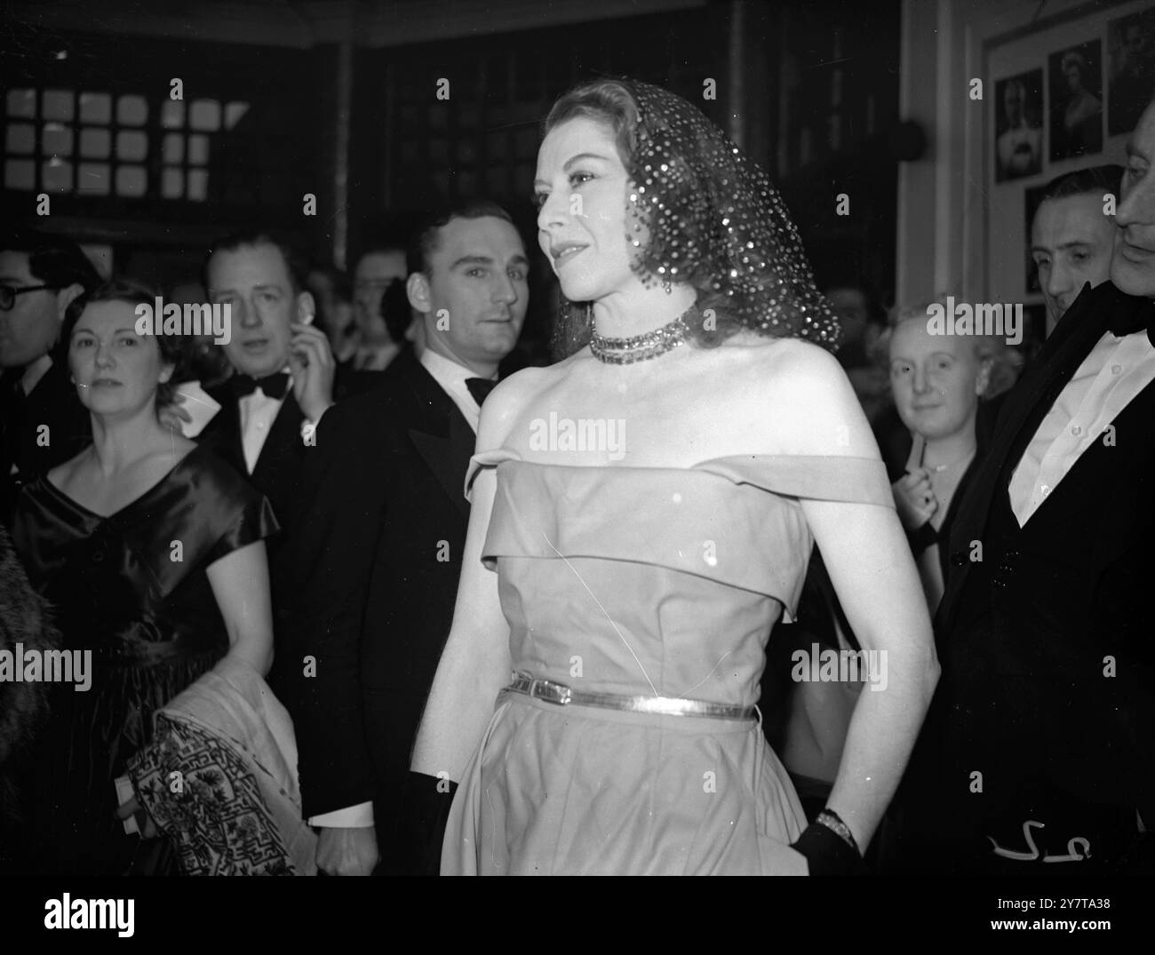 WANDA ROTHA LORS D'Une PREMIÈRE NUIT 23 mai 1950 la nouvelle pièce à Londres est 'His Excellence', avec Eric Portman, qui a ouvert au Princess Theatre ce soir (mardi). La pièce est écrite par Dorothy et Campbell Christie, qui ont écrit 'Grand National Night'. Portman joue le rôle d'un dockier qui est monté par le syndicalisme au poste de gouverneur d'une île mythique. Images : Wanda Rotha, comme elle est apparue à la première nuit de 'son Excellence' au Princes Theatre ce soir. Banque D'Images