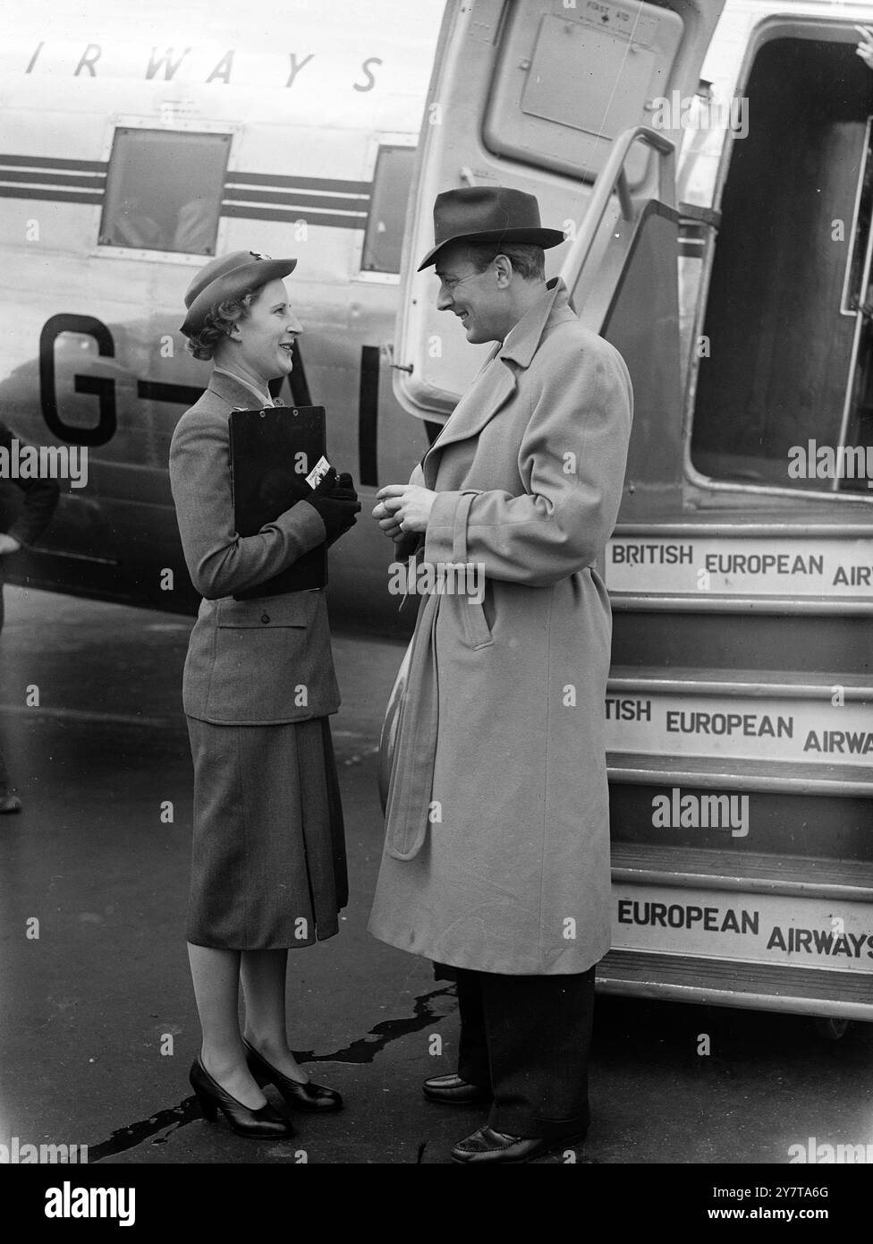 À LA RECHERCHE D'Un SOLEIL TAN 18 mai 1950 Micheal Wilding, l'acteur britannique de cinéma, discute avec Jane Jefferies, hôtesse de l'air de British European Airways, avant d'embarquer à bord de l'avion à l'aéroport Northolt pour un vol à destination de Nice aujourd'hui (jeudi). M. Wilding y passera huit jours au soleil pour se bronzer avant de commencer son nouveau film, "Rendezvous in Cannes", qu'il produit et met en vedette. Banque D'Images