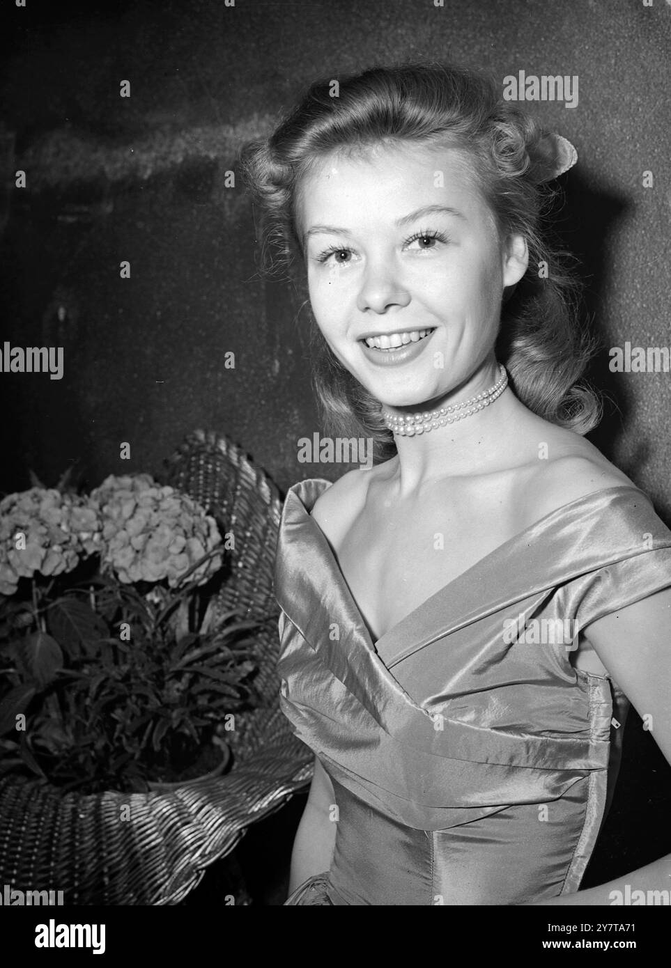 VERA ELLEN REJOINT LE PUBLIC 19 mai 1950 Vera Ellen, 23 ans, star de la danse hollywoodienne, photographiée au Prince of Wales Theatre, Londres, ce soir (vendredi) alors qu'elle assistait à l'ouverture de la production londonienne de la revue Touch and Go de Broadway (New York) Banque D'Images