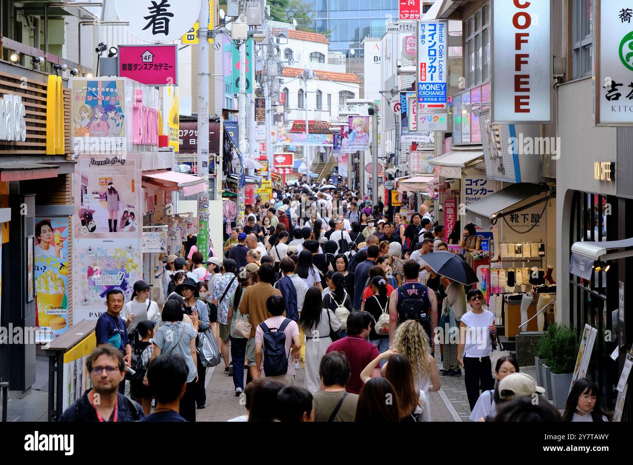 Rue Takeshita bondée, un lieu populaire pour les adolescents japonais et les touristes à Harajuku. Shibuya Ward. Tokyo, Japon Banque D'Images