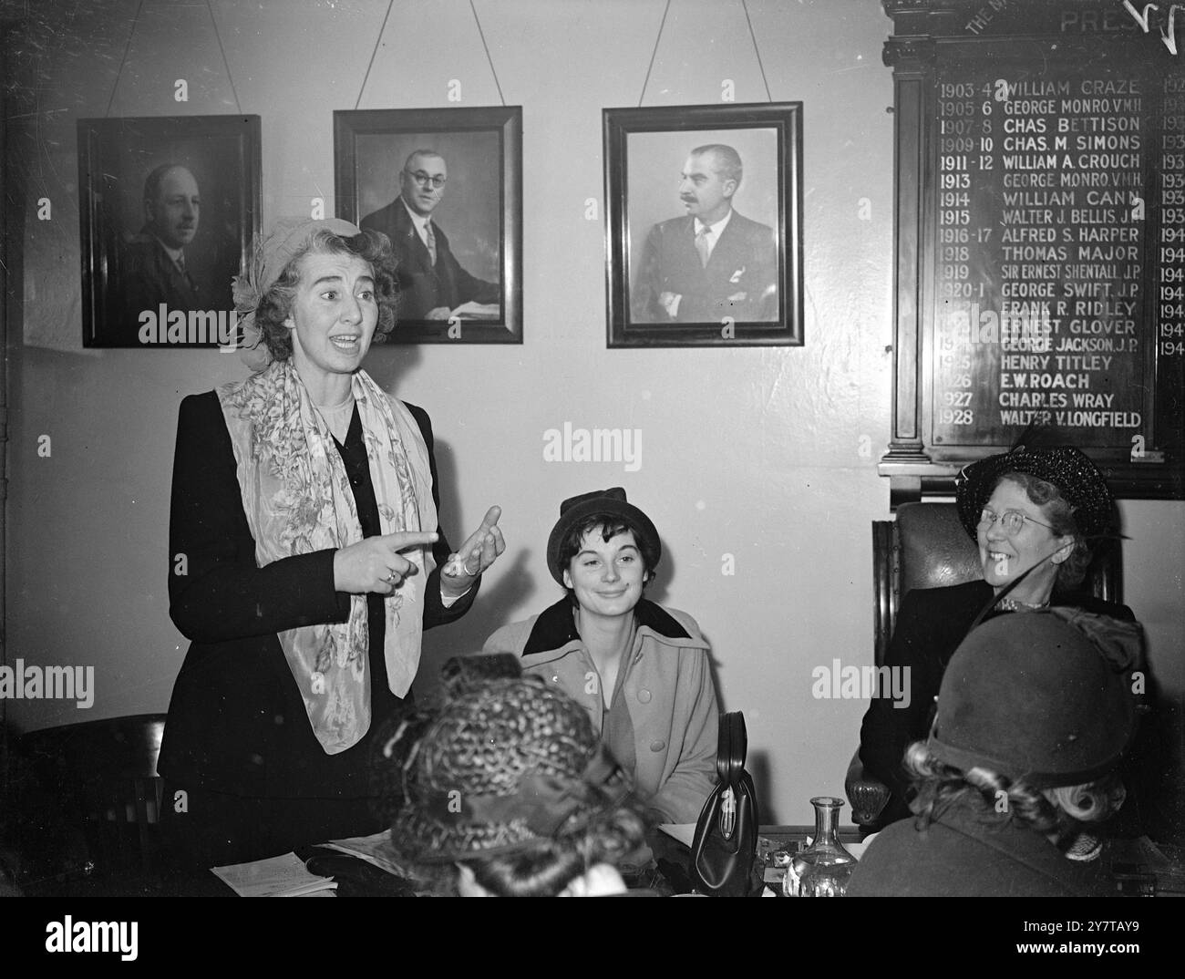 DÉBAT SUR LES LÉGUMES 3 mai 1950 les moyens de fournir des légumes moins chers devaient être discutés lors d'une réunion convoquée par les dirigeants de la London Housewives Association et à laquelle participaient des représentants du commerce au Covent Garden Market, Londres aujourd'hui (mercredi). La réunion devait entendre une déclaration des ménagères de leur plainte sur les prix élevés des légumes. Photos : une des femmes présentes à la réunion, Mme Bernard, pose une question, lors de la conférence à Covent Garden aujourd'hui. Banque D'Images