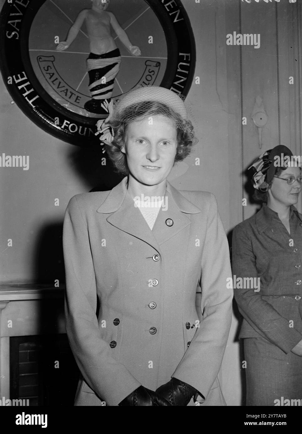 INFIRMIÈRE POUR LE SOUDAN Mlle Joyce May Passmore RSCN L'une des deux infirmières de l'équipe de trois infirmières du Save the Children Fund qui quitteront Southampton pour Khartoum le 8 mai, photographiée ici dans les Headquareters du Fonds, Gordon Square, Londres aujourd'hui (mercredi). Née à Stoke Newington, Mlle Passmore s'est formée au Westminster Childrens Hospital, Vincent Square, à Londres. Elle a un diplôme d'infirmière en crèche et a été infirmière au sein de l'hôpital. L'équipe mettra en place un centre de protection de l'enfance à Torit, une ville de 8000 habitants au Soudan. Ils enseigneront aux autochtones le bien-être de l'enfance, la nourriture appropriée Banque D'Images