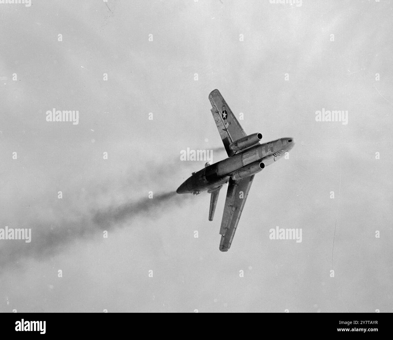 BOMBARDIER EXPÉRIMENTAL DE L'U S 4 mai 1950 traquant les panaches de fumée de jet de ses trois puissants moteurs General Electric J-47, le deuxième Martin XB-51 expérimental traîne dans le ciel avec un rugissement lors d'un vol d'essai en Amérique. Le XB-51 est le dernier bombardier de l'US Air Force d'après-guerre. C'est également le premier avion à réaction spécialement conçu comme bombardier d'appui au sol. Les ailes en flèche distinctives et la configuration de queue en forme de T sont les caractéristiques exceptionnelles de la conception radicale des avions. Banque D'Images