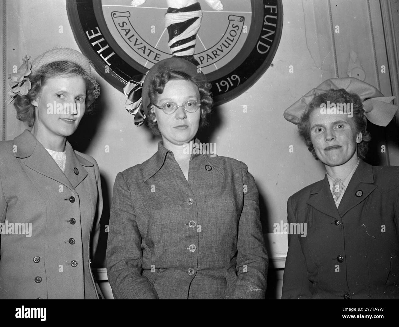 UNE ÉQUIPE DE PROTECTION DE L'ENFANCE AU SOUDAN 3 mai 1950 les trois membres de l'équipe de protection de l'enfance de Save the Children Fund qui quitteront Southampton pour Khartoum le 8 mai, photographiés aujourd'hui (mercredi) au siège du Fonds, Gordon Square, à Londres. Il s'agit, de gauche à droite, de Miss Joyce May Passmore, RSCN, de Stoke Newington, du Dr Winifred Mary Henderson, médecin responsable de l'équipe, et de Miss Eva Andrews SRN de Plymouth. L'équipe constituera un centre de protection de l'enfance à Torit, une ville de 8000 habitants au Soudan. Ils enseigneront aux mères les soins et l'alimentation des enfants, et une alimentation appropriée et hyg Banque D'Images