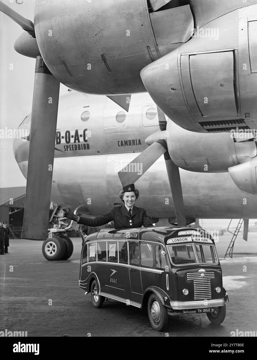 BRITISH MINI AUTOCAR VOLE VERS L'AMÉRIQUE POUR AIDER LE DOLLAR DRIVE4 avril 1950 dernière nouveauté dans l'automobile et un exemple de l'artisanat britannique dans la construction d'autocars, cet autocar miniature Harrington est vu contre l'énorme volume d'un paquebot British Overseas Airways à l'aéroport de Londres aujourd'hui (mardi) alors qu'il était sur le point de partir par avion BOAC pour l'Amérique, où il sera exposé à la foire automobile de New York. Dans le petit véhicule se trouve l'hôtesse de l'air Monica Curtis de Ruislip, Middlesex. L'autocar transporte deux enfants, ou un adulte, en plus du pilote, a un moteur Villiers refroidi par air de 125cc qui donne une ma Banque D'Images