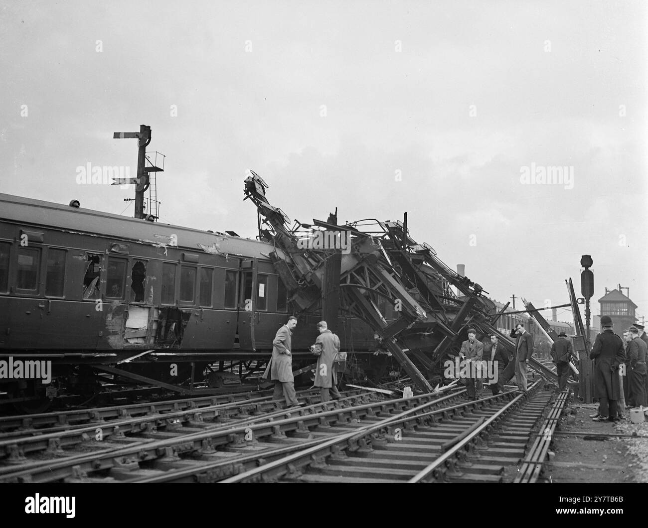 UN PORTIQUE ACCIDENTÉ TOMBE À TRAVERS UN TRAIN D'EXCURSION DÉRAILLÉ 24 avril 1950 épave d'un portique de signalisation de six tonnes et du train d'excursion déraillé Stalybridge-Blackpool à travers lequel il est tombé à l'extérieur de Victoria Station, Manchester. Le portique, heurté par le train, est tombé sur deux des voitures. Le train, qui a sauté les rails à quinze milles à l'heure, a heurté la voie pour s'arrêter à seulement dix mètres d'un viaduc de 60 pieds. Personne n'a été blessé. Un bébé de 11 mois, Martin Stanley de Stalybridge, a dormi tout au long de l'accident. Banque D'Images