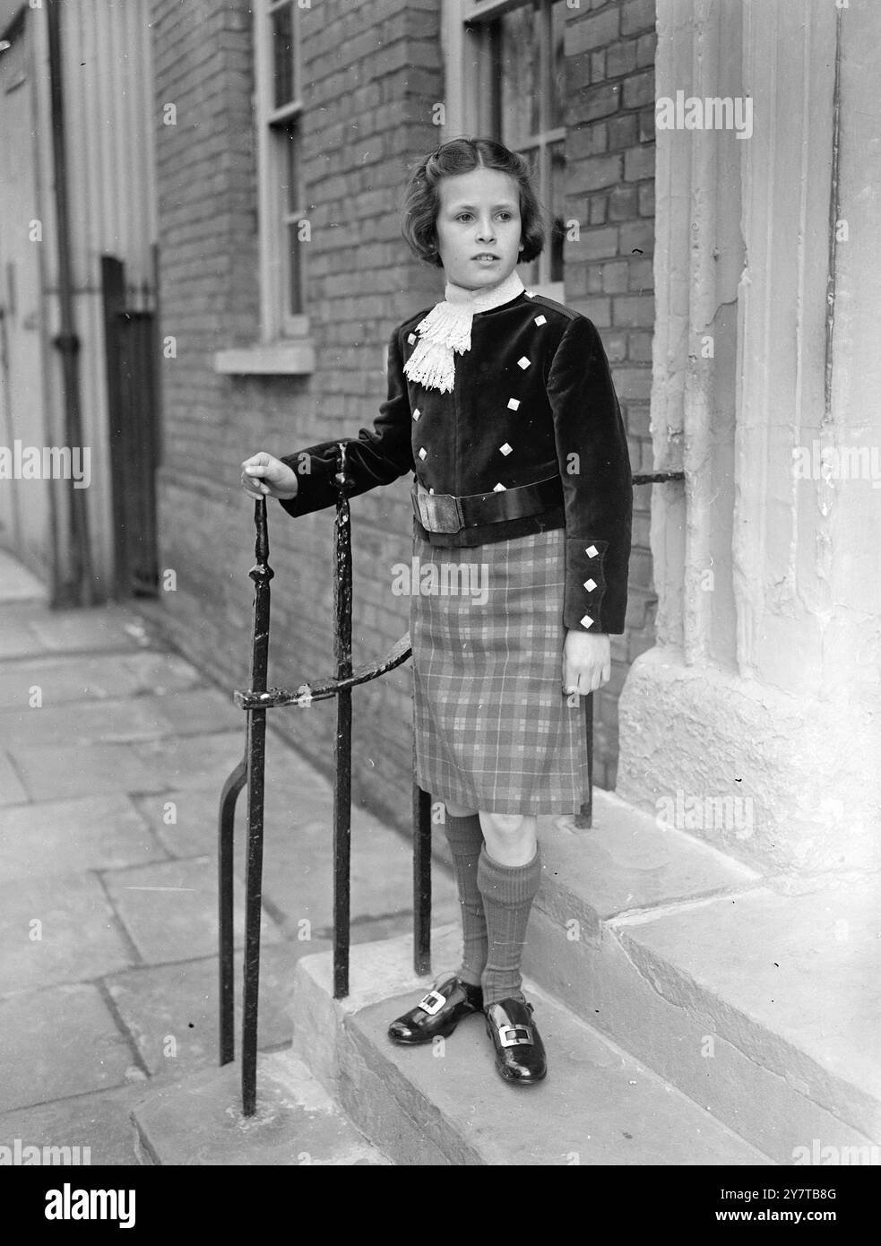 HIGHLAND LASSIE 22 mai 1950 Jennifer Darville, âgée de 10 ans, est photographiée ici en train de modeler un style écossais lors d'une exposition de mode pour enfants à Windsor. Banque D'Images