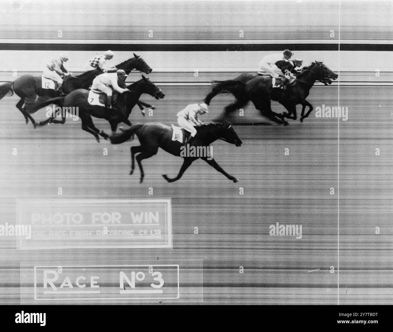 PHOTO FINALE DE VILLE ET DE BANLIEUE 19 avril 1950 ceci est la photo finale officielle de la course City and Suburban handicap à Epsom (Surrey) Spring Meeting aujourd'hui, mercredi. Le gagnant est Iron Duke de M. G. C. Gibson (vu avec le nez sur la ligne, plus près de la caméra), E Britt Up. Le deuxième est le compte de Chambure Roc du Diable (derrière Iron Duke), monté par W Johnstone. Le troisième est Mr E. R. Charles ' Jacobite (n ° 10 au premier plan), monté par W Cox. Banque D'Images