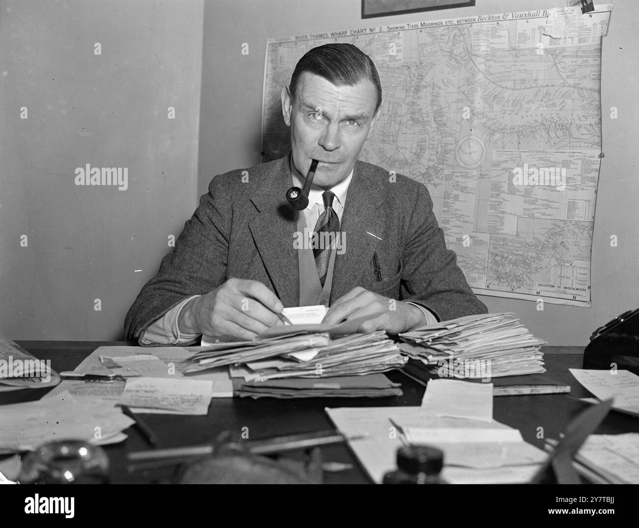 UN DE PLUS POUR LA DÉCOUVERTE 13 avril 1950 le commandant J F Blackburn DSO RN (REDT), capitaine du navire de recherche Discovery II de 1036 tonnes photographié aujourd'hui (jeudi) à l'Institute of Oceanography, Queen Anne's Chambers, London SW alors qu'il triait les 500 demandes d'hommes aventuriers qui souhaitaient combler les postes vacants dans la compagnie de navires pour un deuxième officier ingénieur, deux pompiers et un assistant cuisinier. Aujourd'hui, seul le poste vacant de second officier mécanicien restait à pourvoir. Discovery II doit partir de la Tamise le 17 avril pour la première étape de son premier voyage d'après-guerre vers l'Antarc Banque D'Images