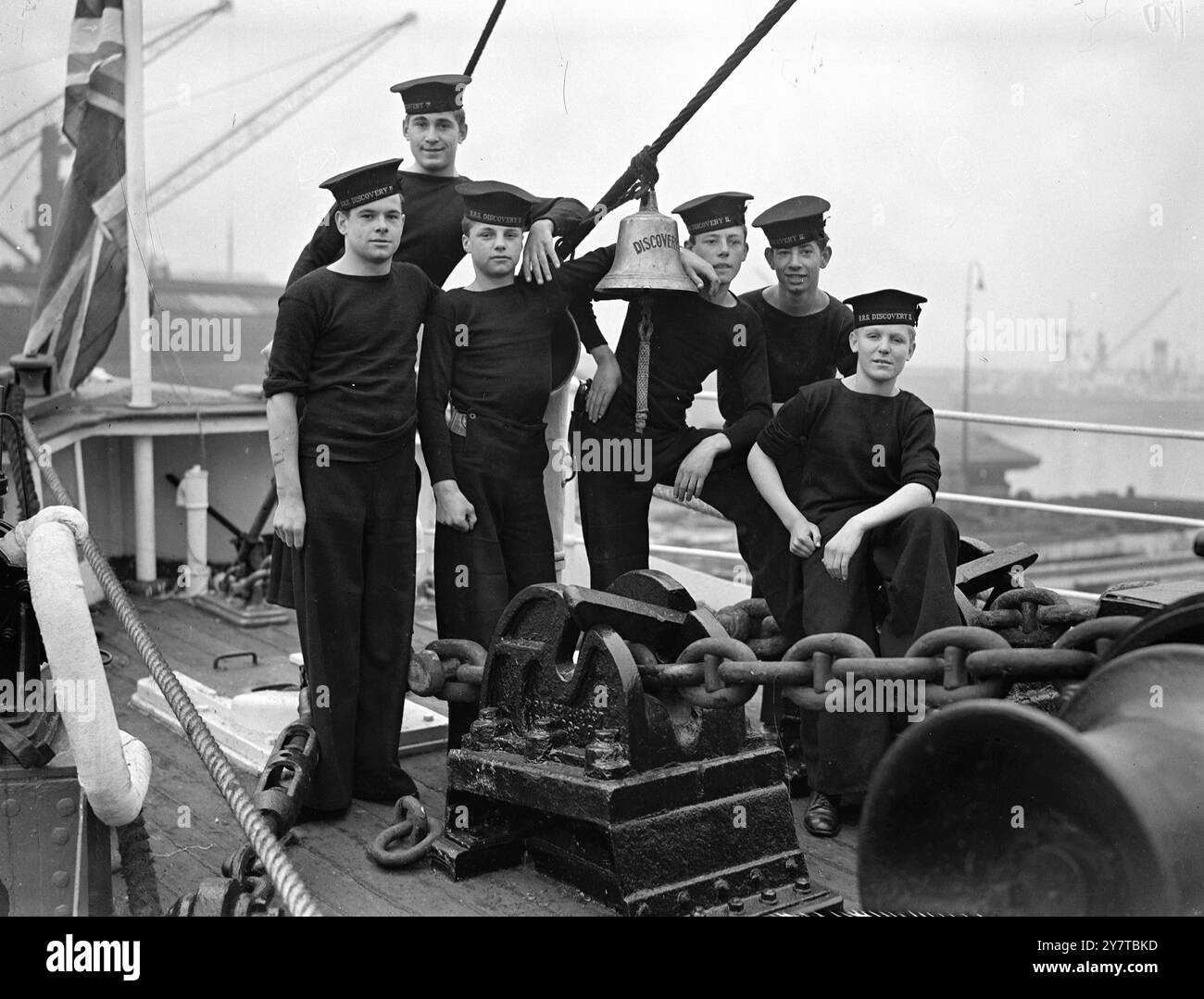 ARETHUSA BOYS FOR ANTARCTIC 14 avril 1950 les Boys du navire d'entraînement Arethusa sont en compagnie du navire de recherche Royal Discovery II, faisant maintenant les derniers préparatifs pour le départ à East Wood Wharf, West India Dock, Londres. Il doit partir le 17 avril pour la première étape d'un voyage en Antarctique qui durera près de deux ans. Le voyage conduira Discovery II dans l'océan Indien, le Pacifique et la partie australienne de l'Antarctique. Elle étudiera les courants océaniques, vérifiera les cartes et explorera des mers peu connues. Le capitaine du vaisseau de 1036 tonnes est le commandant J F Blackburn, Banque D'Images