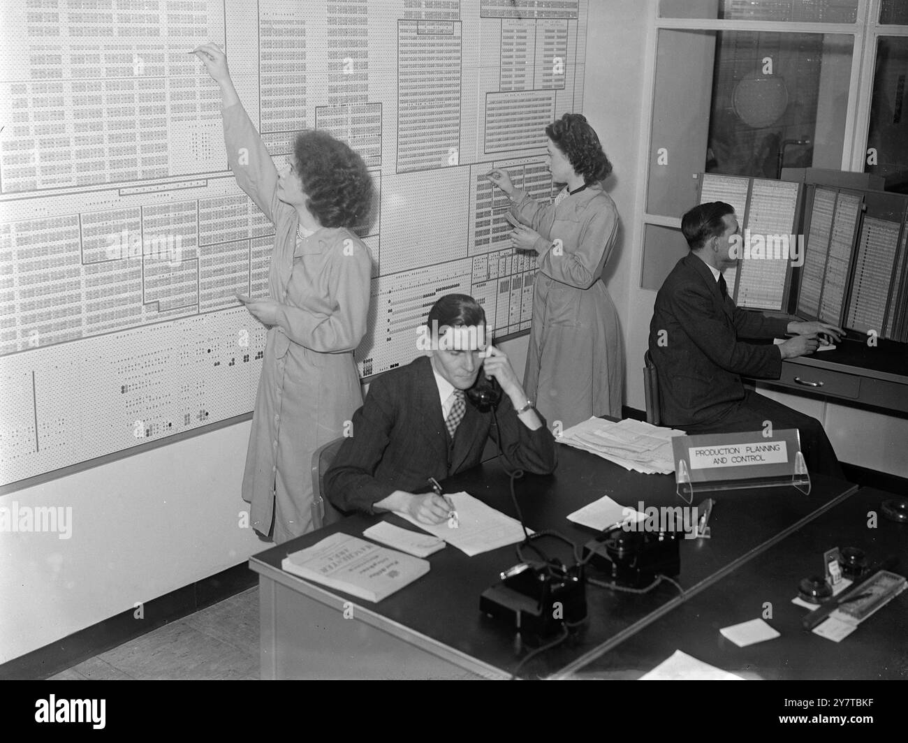 SALLE des opérations DANS LA BATAILLE POUR LA PRODUCTION 18 avril 1950 rappelant la salle des opérations de guerre est ce centre névralgique d'un millésime de coton de Salford, Lancashire. Cette salle d'opérations d'après-guerre joue un rôle essentiel dans la bataille pour la production dans l'usine verticale moderne, où toutes les étapes de la fabrication du coton, de la matière première au produit fini, sont réalisées sous un même toit. Des statistiques et des informations vitales sont immédiatement disponibles dans cette salle. Banque D'Images