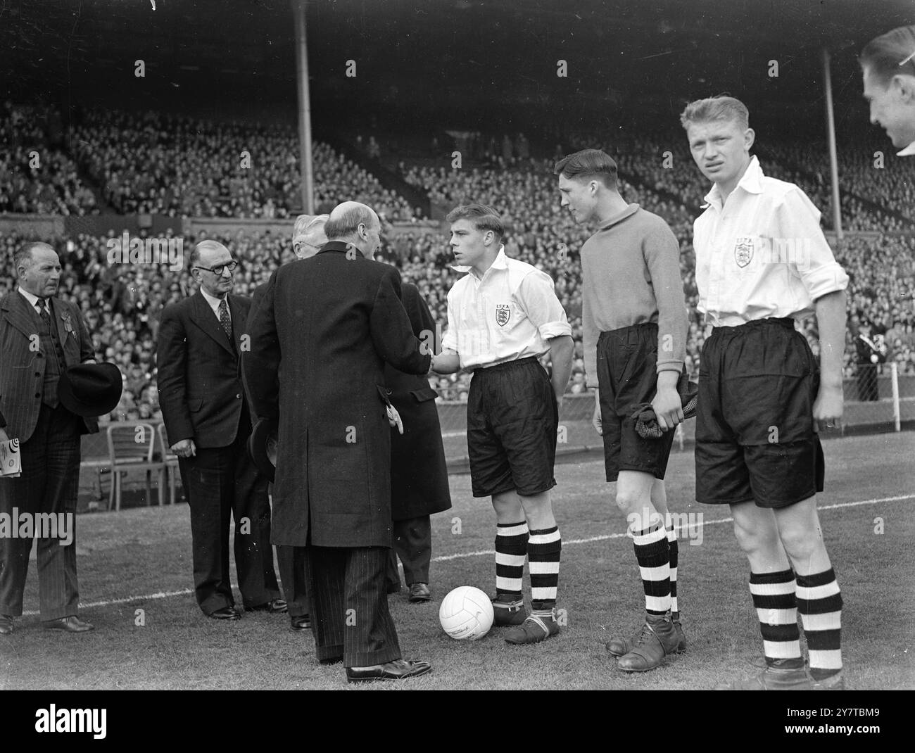 PREMIER MINISTRE AU BOYS INTERNATIONAL 15 avril 1950 les équipes de football écoliers d'Angleterre et d'Écosse ont été présentées à M. Clement Atlee, le premier ministre, avant le coup d'envoi de leur match international au stade de Wembley, Londres, aujourd'hui (samedi). Une foule d'environ 50 000 personnes a regardé le match, qui était joué à Wembley pour la première fois. Photo montre : M. Clement Attlee serrant la main du capitaine de l'Angleterre et du dos gauche M Spencer (Kings Norton) alors que les joueurs lui étaient présentés. Banque D'Images