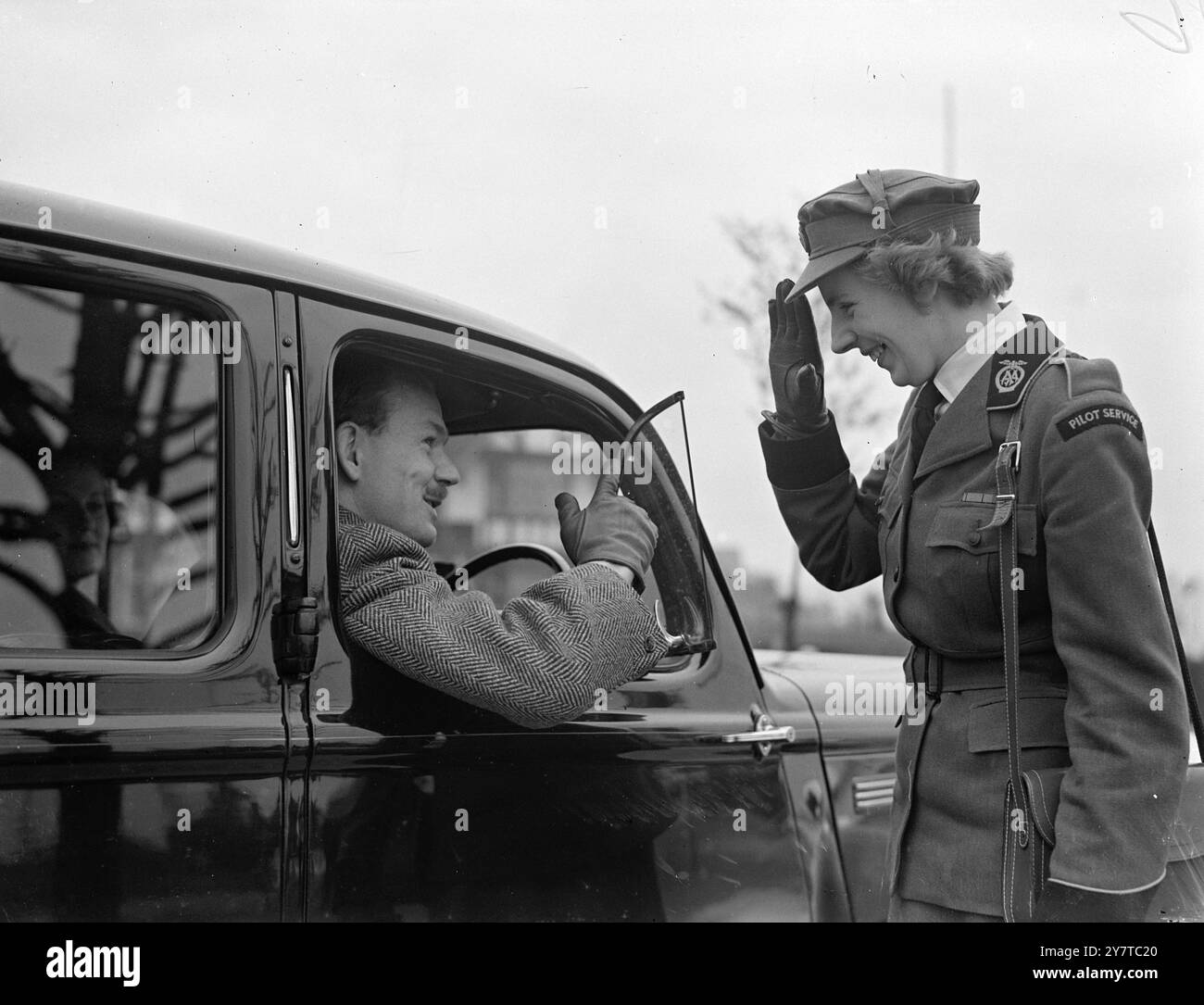 Pour la première fois dans les 45 ans d'histoire de l'automobile Association , des femmes , Mlle Millicent Widdowson de Middlesbrough , Yorkshire , et Mlle Victoria Gardner de Londres , sont employées pour aider directement les membres sur la route : les filles ont été engagées comme chauffeurs pour le London Pilot Service de l'AA, à travers lequel un visiteur peu familier avec les rues de Londres et les règlements de la circulation peut obtenir un «pilote» expérimenté pour conduire sa voiture à travers la zone métropolitaine encombrée. Les deux recrues féminines portent un uniforme kaki distinctif spécialement conçu. Pendant la guerre, Miss Wid Banque D'Images