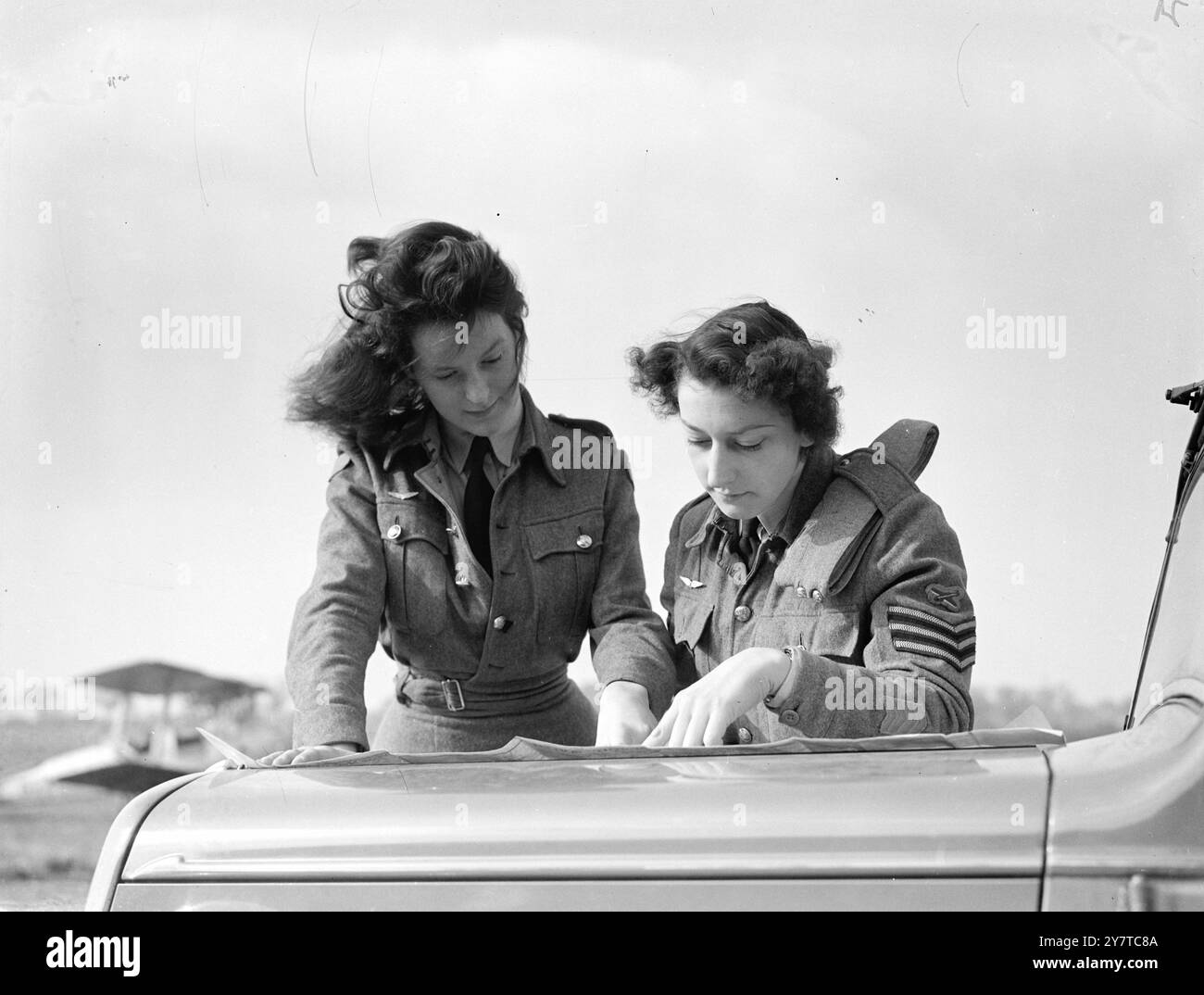 PLANIFICATION DES PILOTES 28 mars 1950 les pilotes Une licence est le but de ces deux membres du Junior Air corps des femmes, de tracer un parcours à l'aérodrome d'Elstree, Hertfordshire, avant de décoller pour une leçon de vol d'essai. Les filles sont Miss S P Ford de Croydon et Miss d M Crouch de Bromley avec d'autres membres du corps, ils espèrent gagner 1950 bourses de vol qui leur donnent droit à des frais de scolarité complets pour une licence de pilote. Banque D'Images