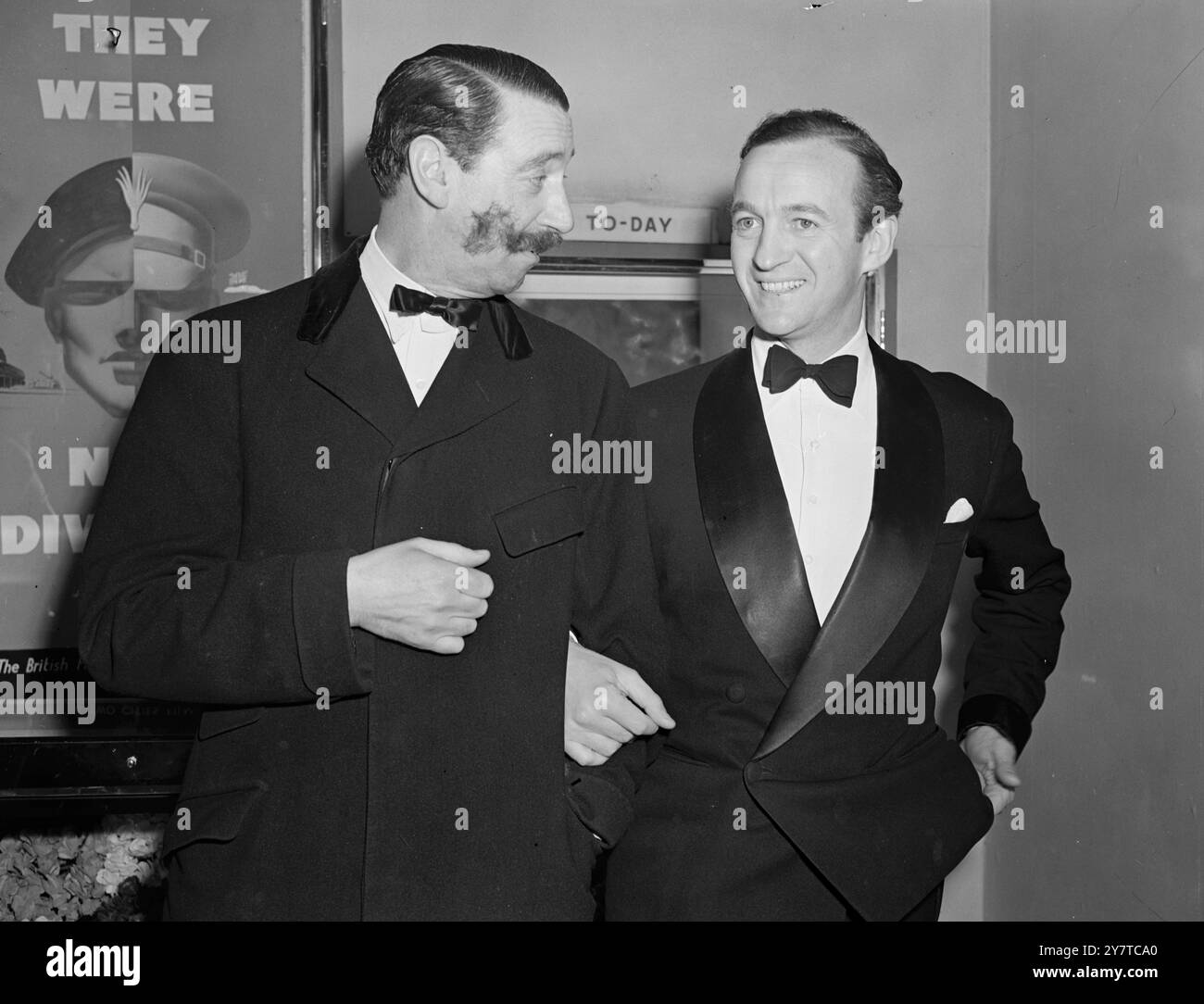 Derrière sa luxuriante moustache, Michael Trubshawe , l'ami acteur David Niven (à droite) se réjouit de mentionner dans ses films. Les deux sont vus de nuit au théâtre Leicester Square , Londres , quand pour changer , Trubshawe était l'homme à l'écran. Il a été "hôte" de Niven lors de la première de "They Were Not Divided", film sur une unité de la Garde blindée dans la guerre, dans lequel Trubshawe joue le rôle d'un major de chars le 30 mars 1950 Banque D'Images