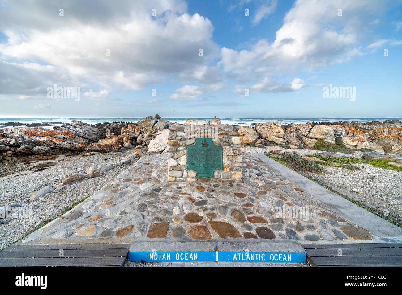 Cap Agulhas, la pointe sud géographique de l'Afrique et le début de la ligne de démarcation traditionnelle entre l'océan Atlantique et l'océan Indien Banque D'Images