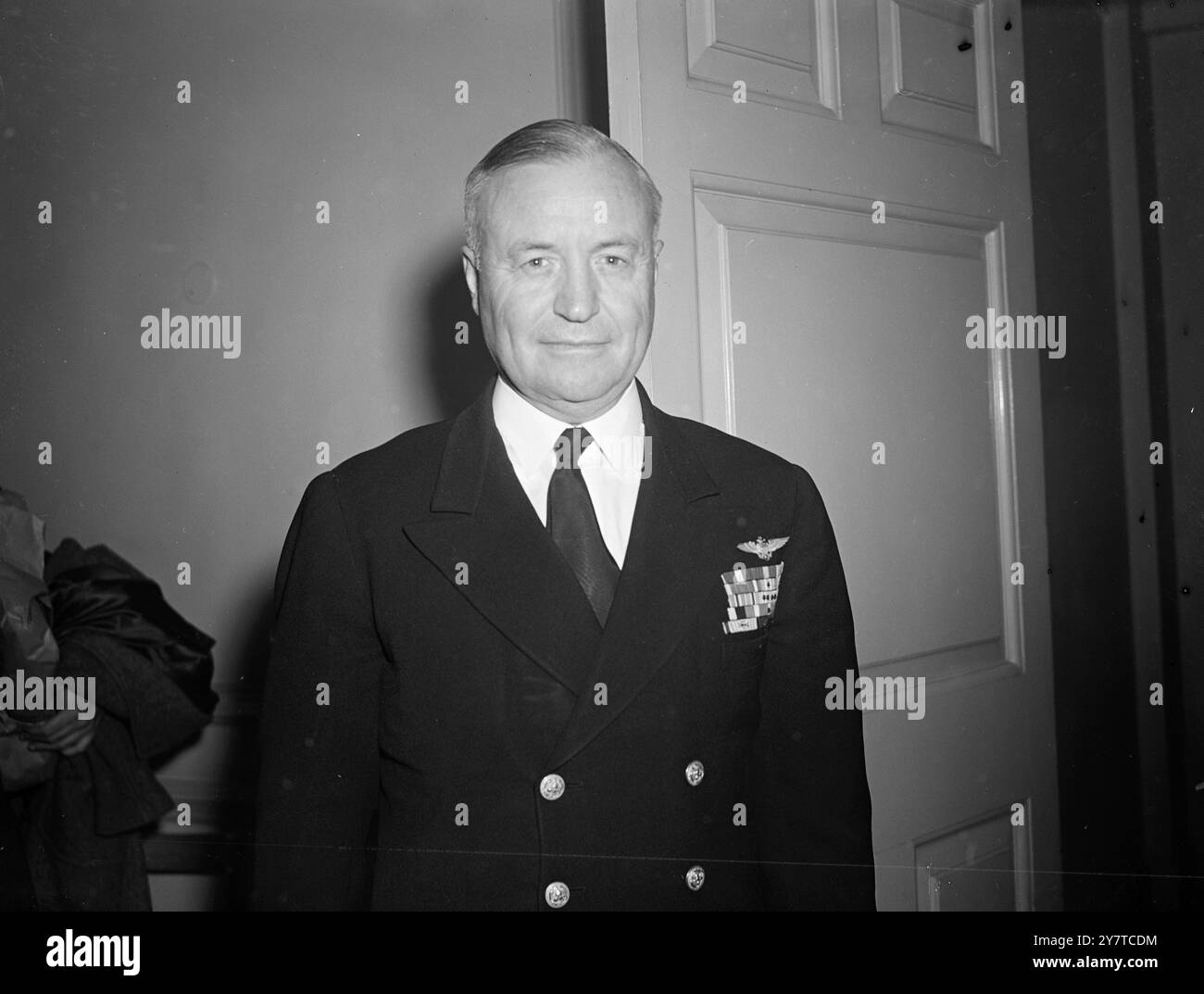 VISITE À LONDRES DU NOUVEAU CHEF DE LA MARINE américaine, l'amiral Forrest P. Sherman, chef des opérations navales des États-Unis, présenté aujourd'hui au quartier général de la marine américaine à grosvenor Square, à Londres, lors d'une conférence de presse. Il est à Londres pour des conférences avec l'amiral Richard Connelly, commodore en chef des forces navales américaines dans l'Atlantique est et la Méditerranée. Officiellement commandant de la flotte américaine en Méditerranée, l'amiral Sherman succède à l'amiral louis E. Denfield dans le post l'année dernière. Pendant la guerre, l'une des actions les plus distinguées de l'amiral Sherman est son renforcement de Malte avec de l'aircra Banque D'Images