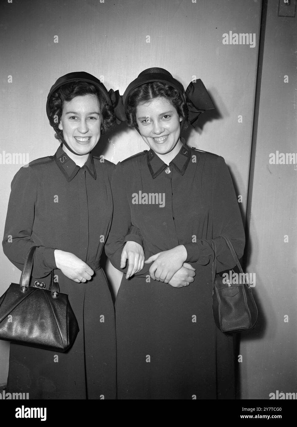 ' ARMY ' LASSES VERRA EN AMÉRIQUE DU NORD deux filles membres de l'Armée du Salut - Miriam Kington, 21 ans, et sa sœur Hazel, 19 ans, de Thornton Heath, Surrey - étaient des passagers à bord du paquebot américain " America " lorsqu'il a quitté Southampton pour New York. Les filles, filles du brigadier Lesley Kington de l'Armée du Salut (Londres), ont économisé beaucoup pour leurs billets et ont maintenant l'intention de faire une tournée aux États-Unis et au Canada. Ils doivent commencer l'événement par une visite à leur oncle, Mr.L. Kington , qui est un major de l'Armée du Salut à Buffalo, dans l'État de New York, où ils attendent avec impatience un voyage à N. Banque D'Images
